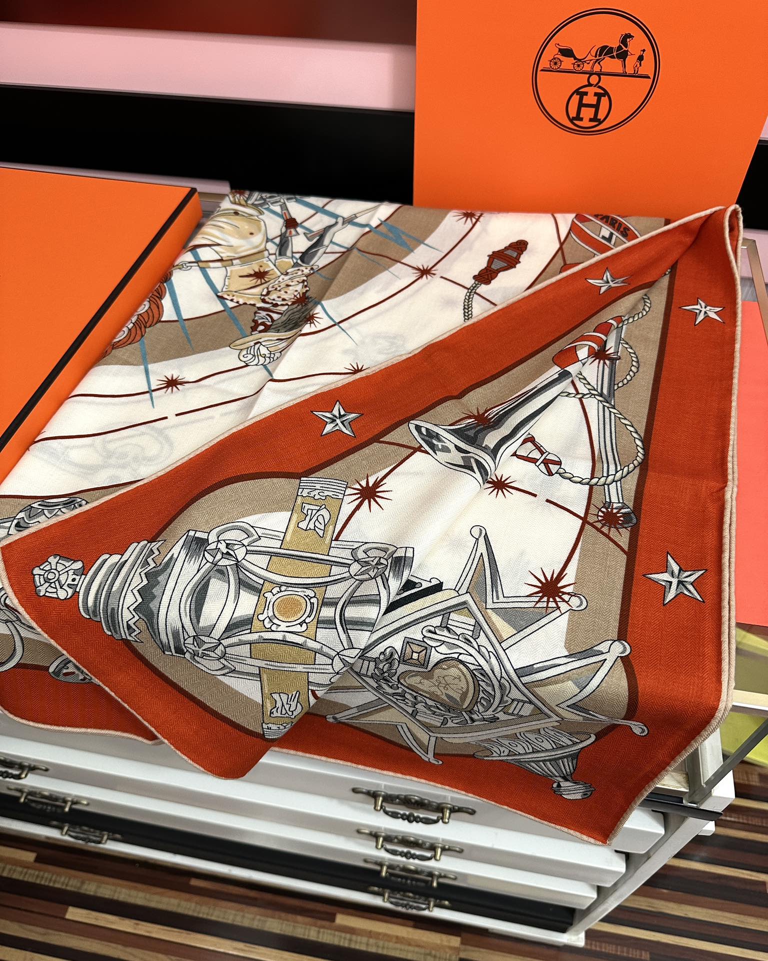 。新款 爱马仕 官网同步【星辰合唱曲】2025秋冬新款[爱心]新一季丝巾采购清单估计各位养马人们已经列好