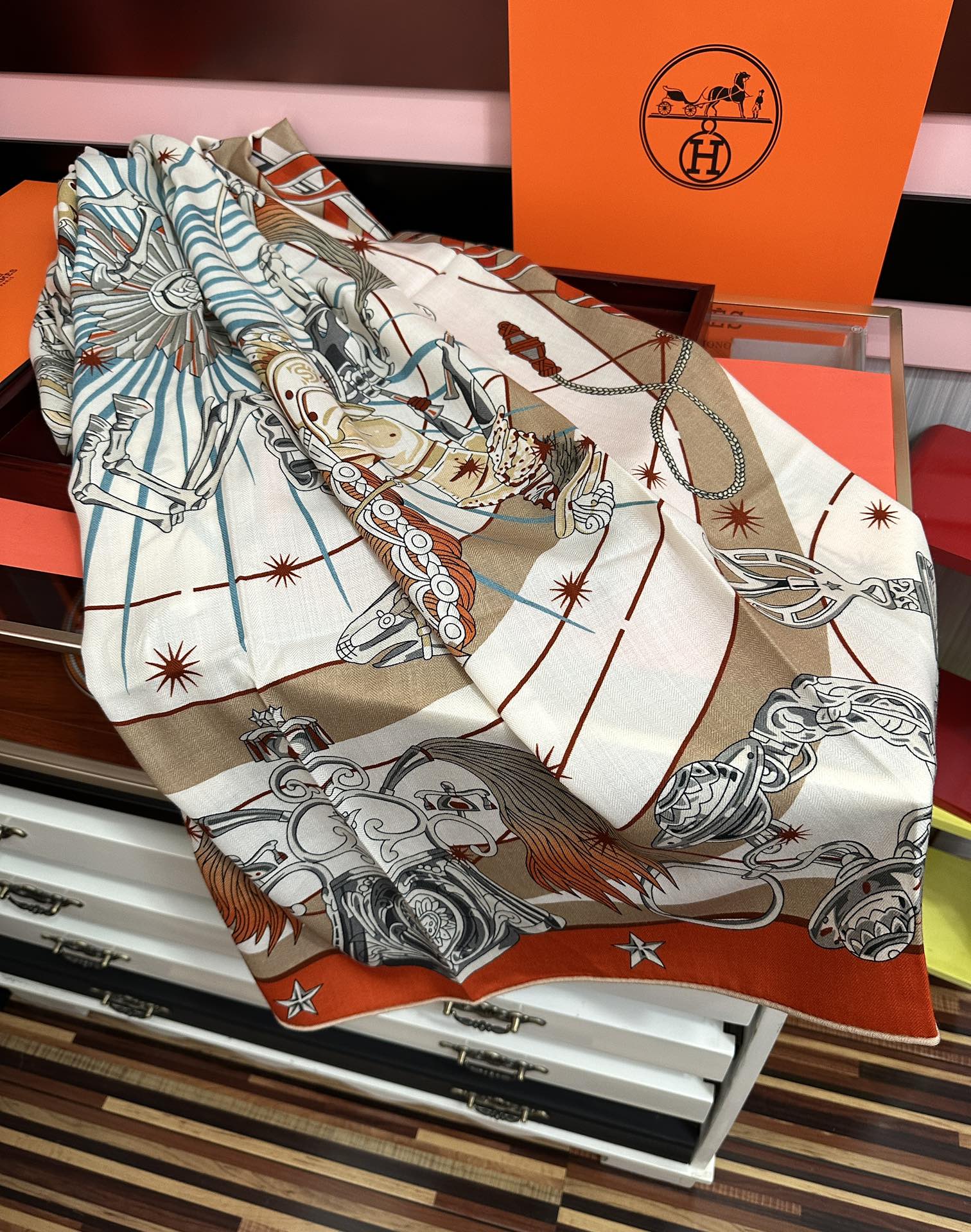 。新款 爱马仕 官网同步【星辰合唱曲】2025秋冬新款[爱心]新一季丝巾采购清单估计各位养马人们已经列好