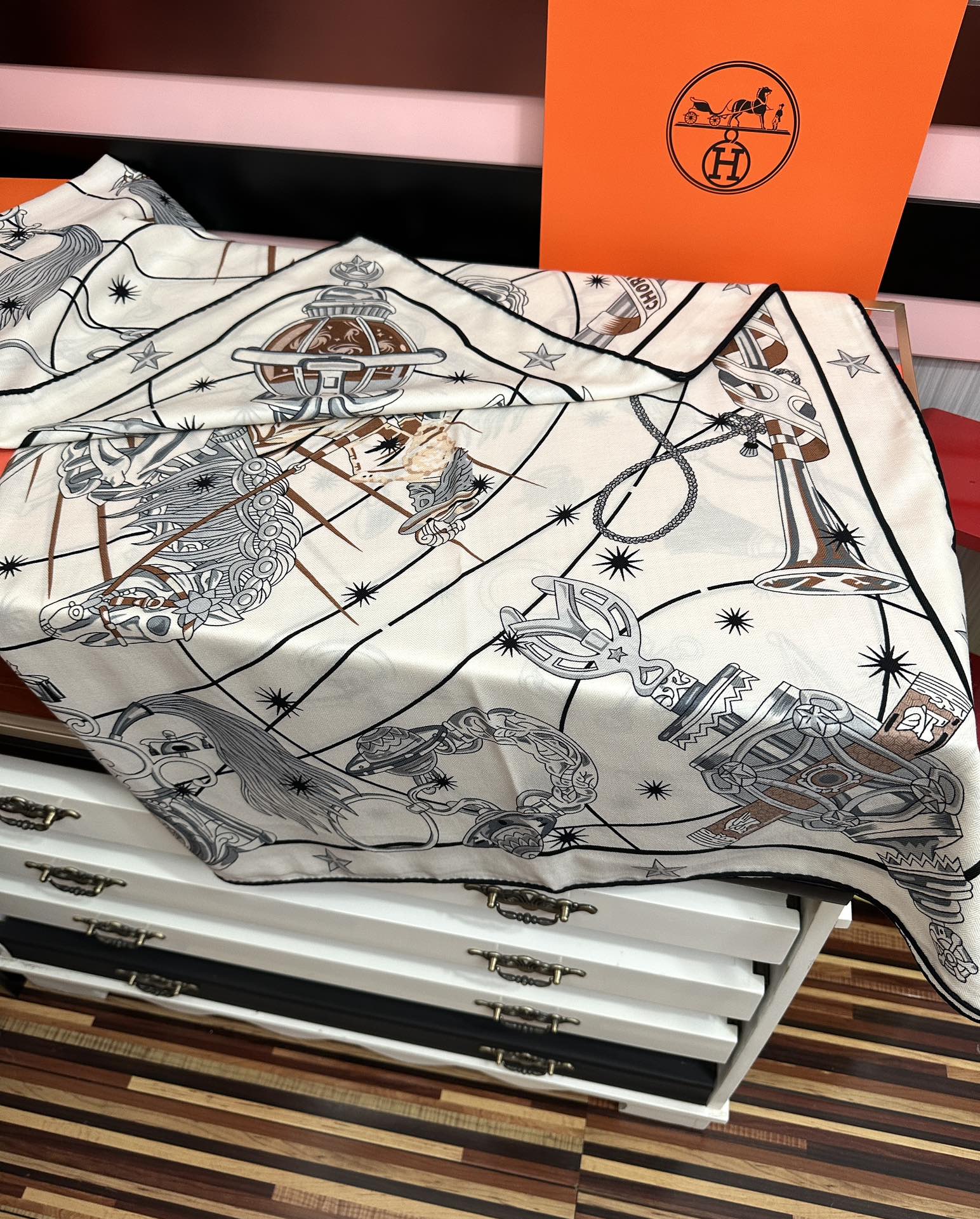 。新款 爱马仕 官网同步【星辰合唱曲】2025秋冬新款[爱心]新一季丝巾采购清单估计各位养马人们已经列好