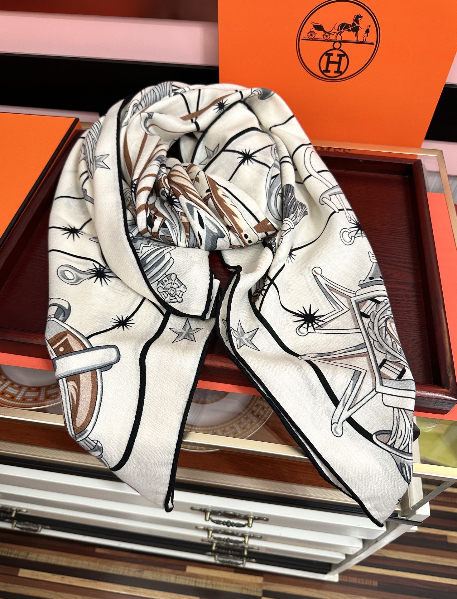 。新款 爱马仕 官网同步【星辰合唱曲】2025秋冬新款[爱心]新一季丝巾采购清单估计各位养马人们已经列好