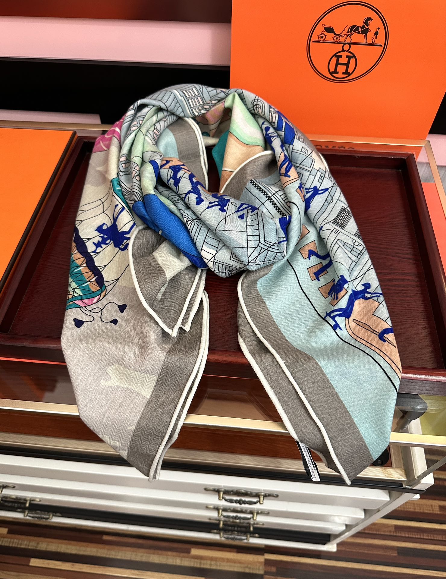 上新。爱马仕2025秋冬新款【太空探索】[爱心]新一季丝巾采购清单估计各位养马人们已经列好了[太阳]我就