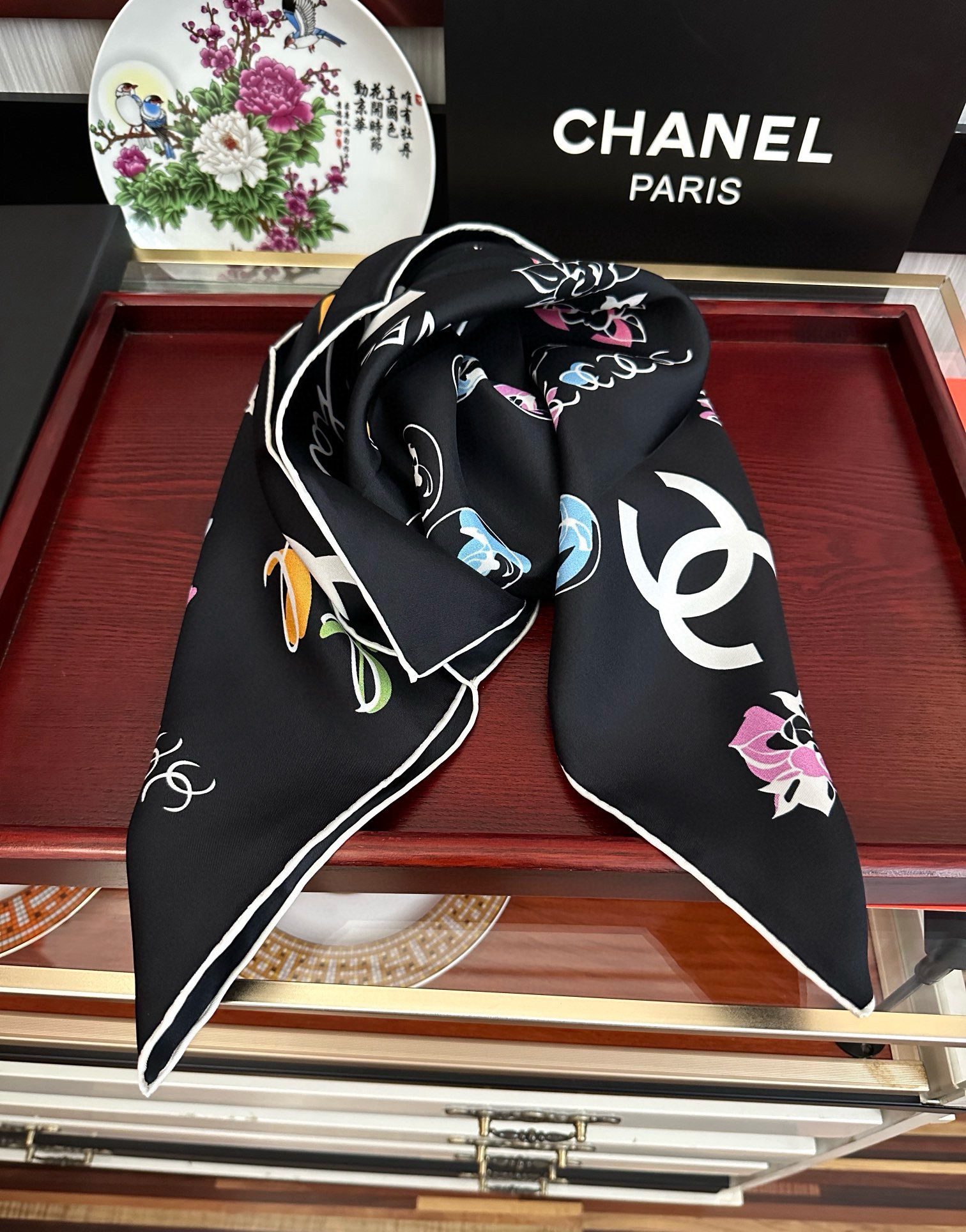 🔥双面同色 香奈儿18姆米 高版本👍香奶奶永远都是比较经典[發]一条印有字母Logo交织图案巧妙搭配[得