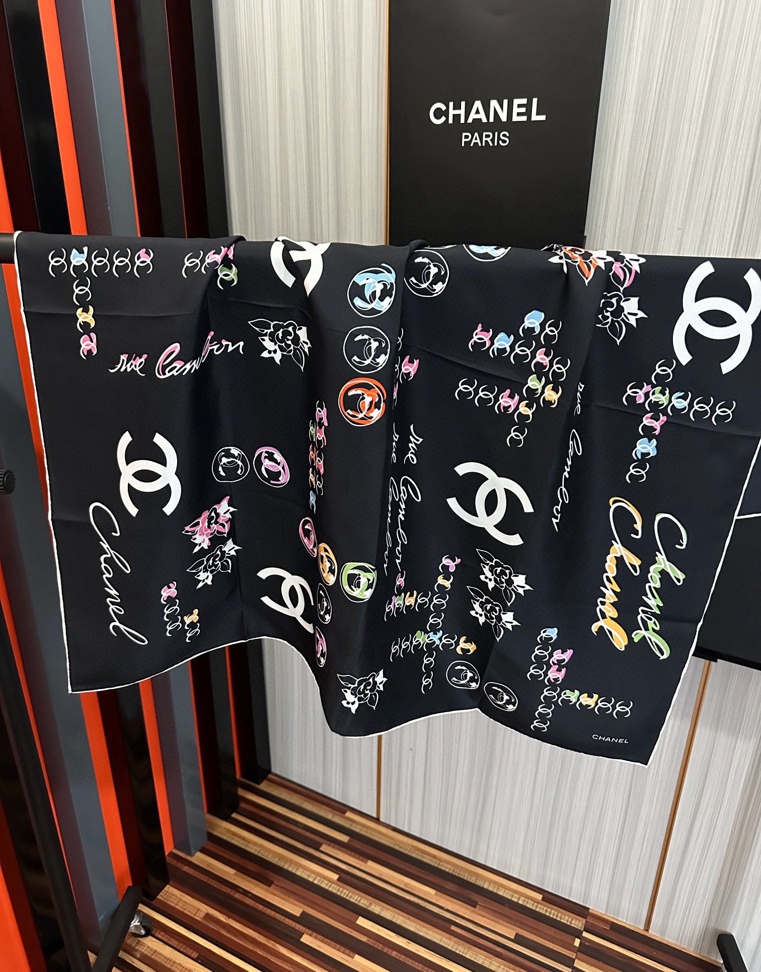 🔥双面同色 香奈儿18姆米 高版本👍香奶奶永远都是比较经典[發]一条印有字母Logo交织图案巧妙搭配[得