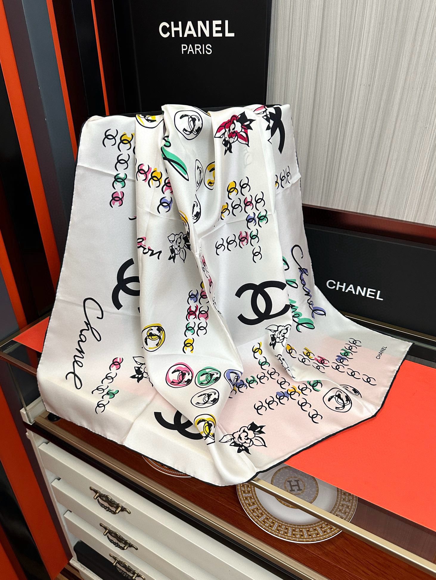 🔥双面同色 香奈儿18姆米 高版本👍香奶奶永远都是比较经典[發]一条印有字母Logo交织图案巧妙搭配[得