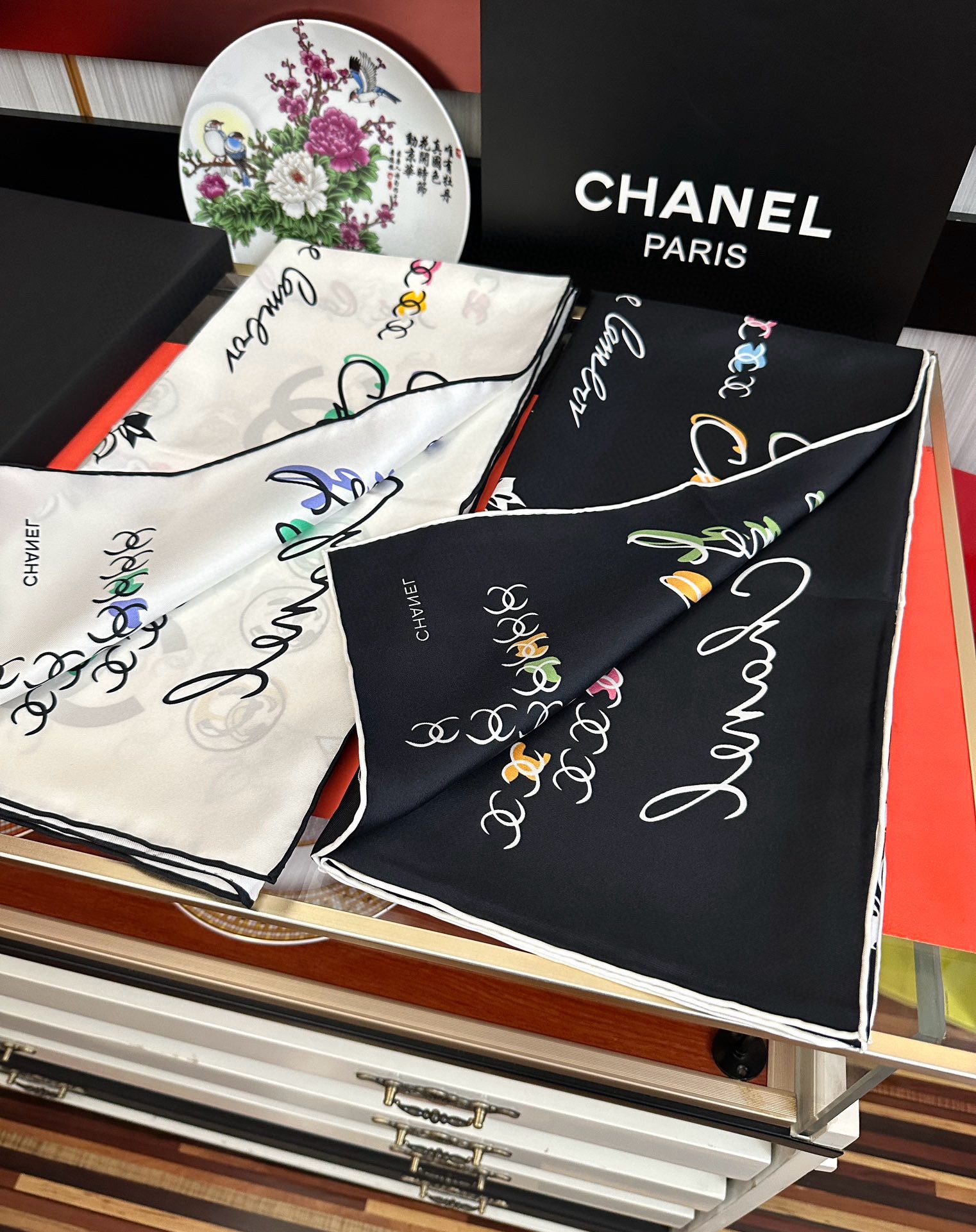 🔥双面同色 香奈儿18姆米 高版本👍香奶奶永远都是比较经典[發]一条印有字母Logo交织图案巧妙搭配[得