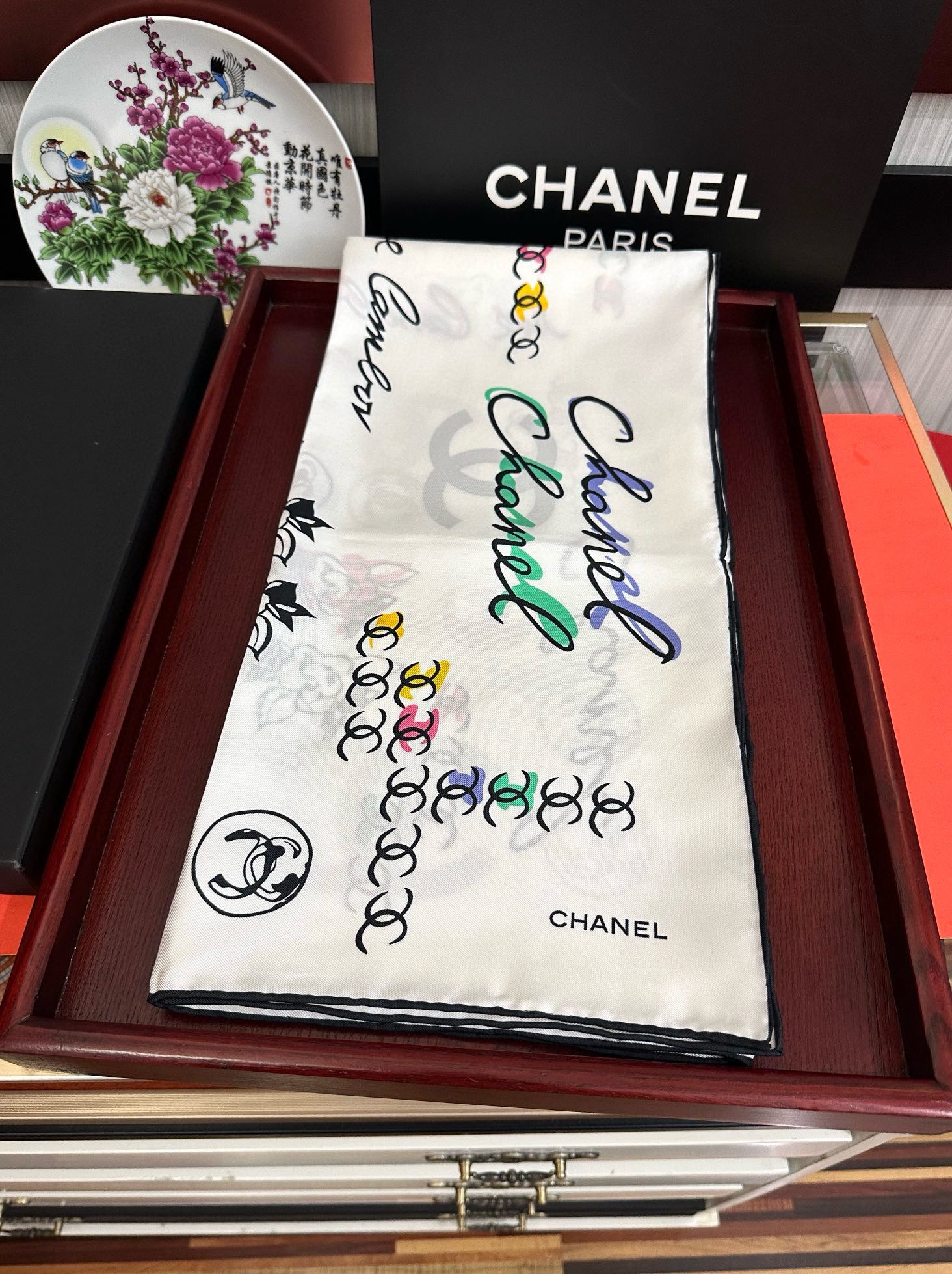 🔥双面同色 香奈儿18姆米 高版本👍香奶奶永远都是比较经典[發]一条印有字母Logo交织图案巧妙搭配[得