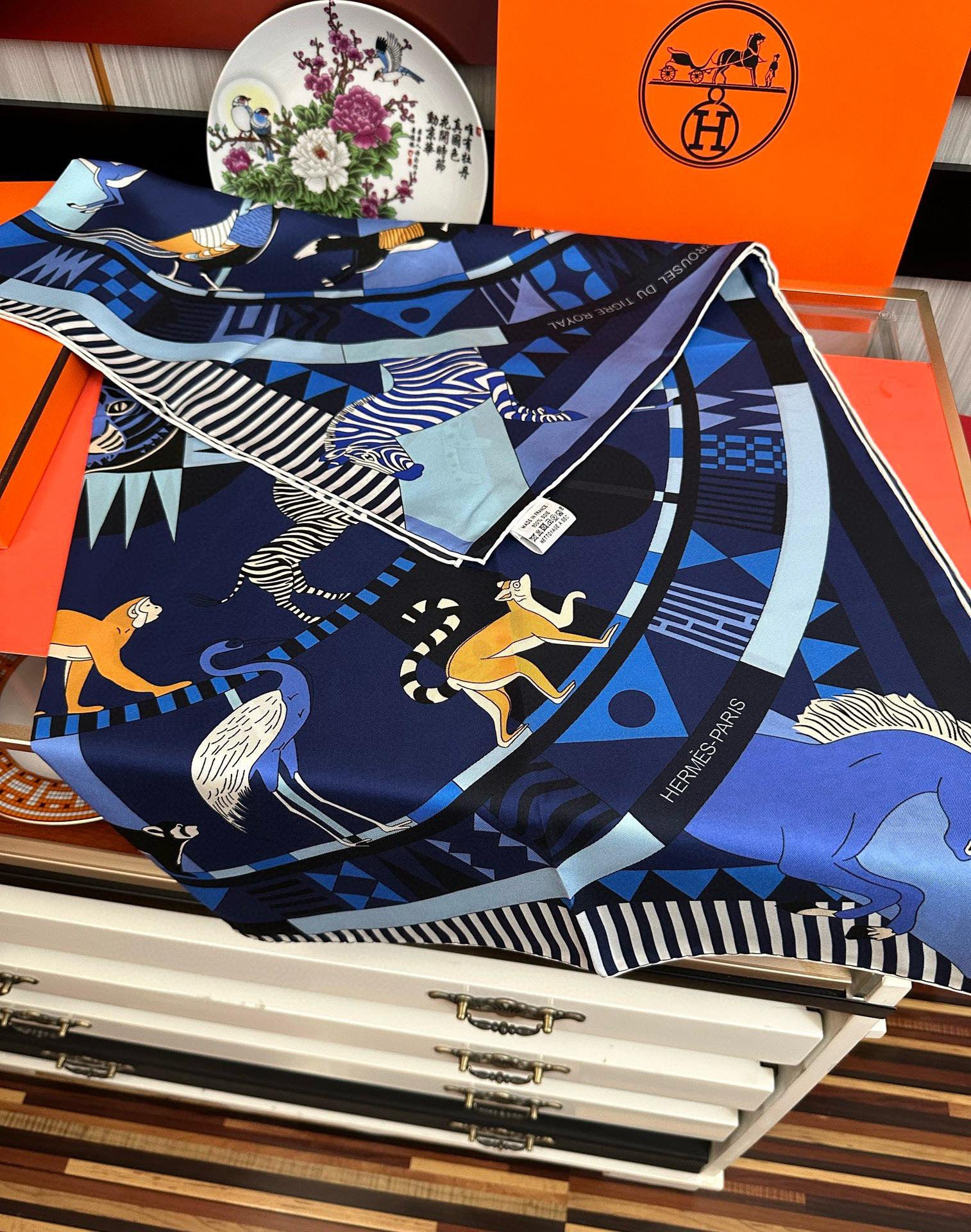 🔥 2080高品质Hermes 王者之虎👍的旋转木马90CM 丝巾[玫瑰]在复古风格的马戏帐篷下[嘴唇]