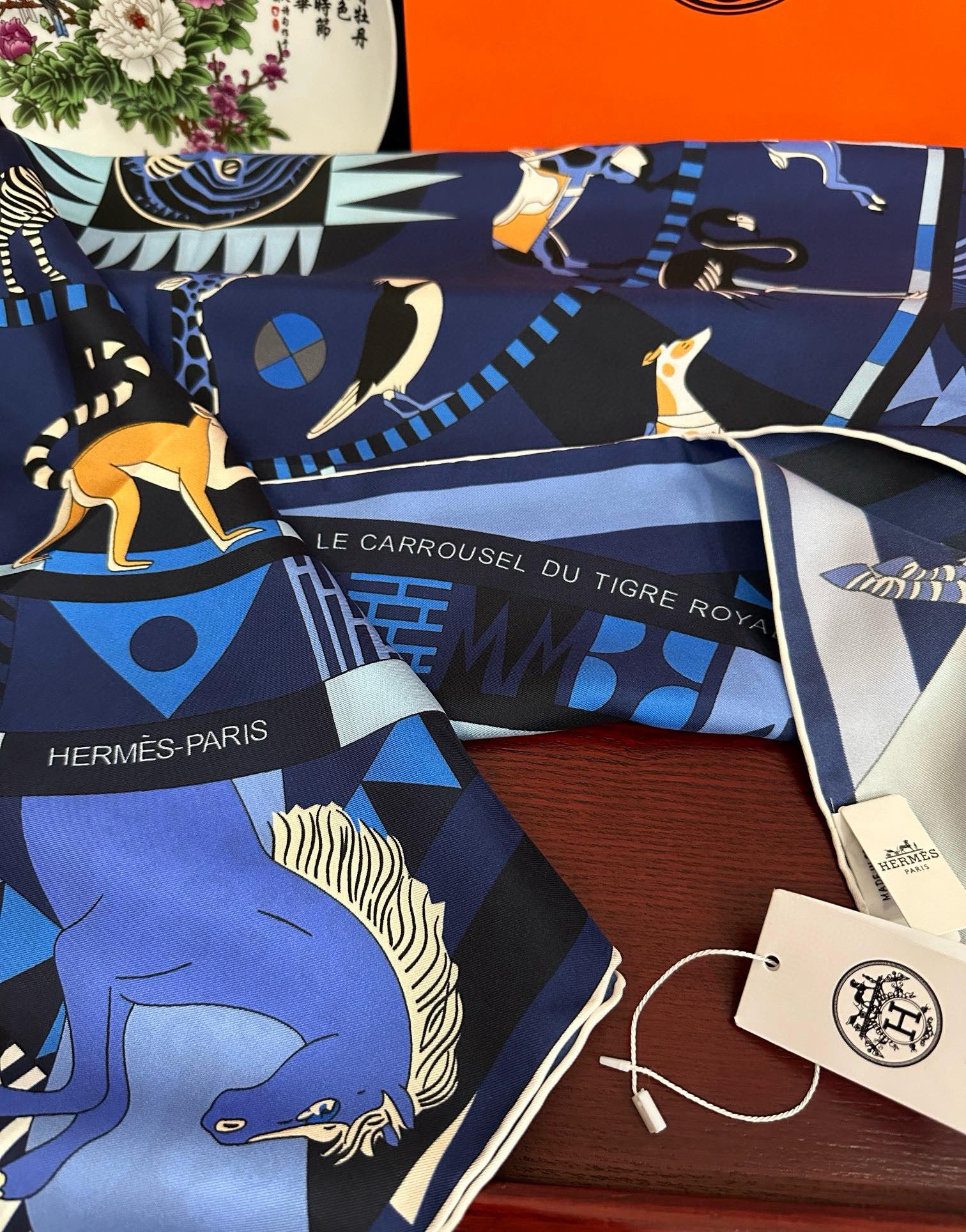 🔥 2080高品质Hermes 王者之虎👍的旋转木马90CM 丝巾[玫瑰]在复古风格的马戏帐篷下[嘴唇]