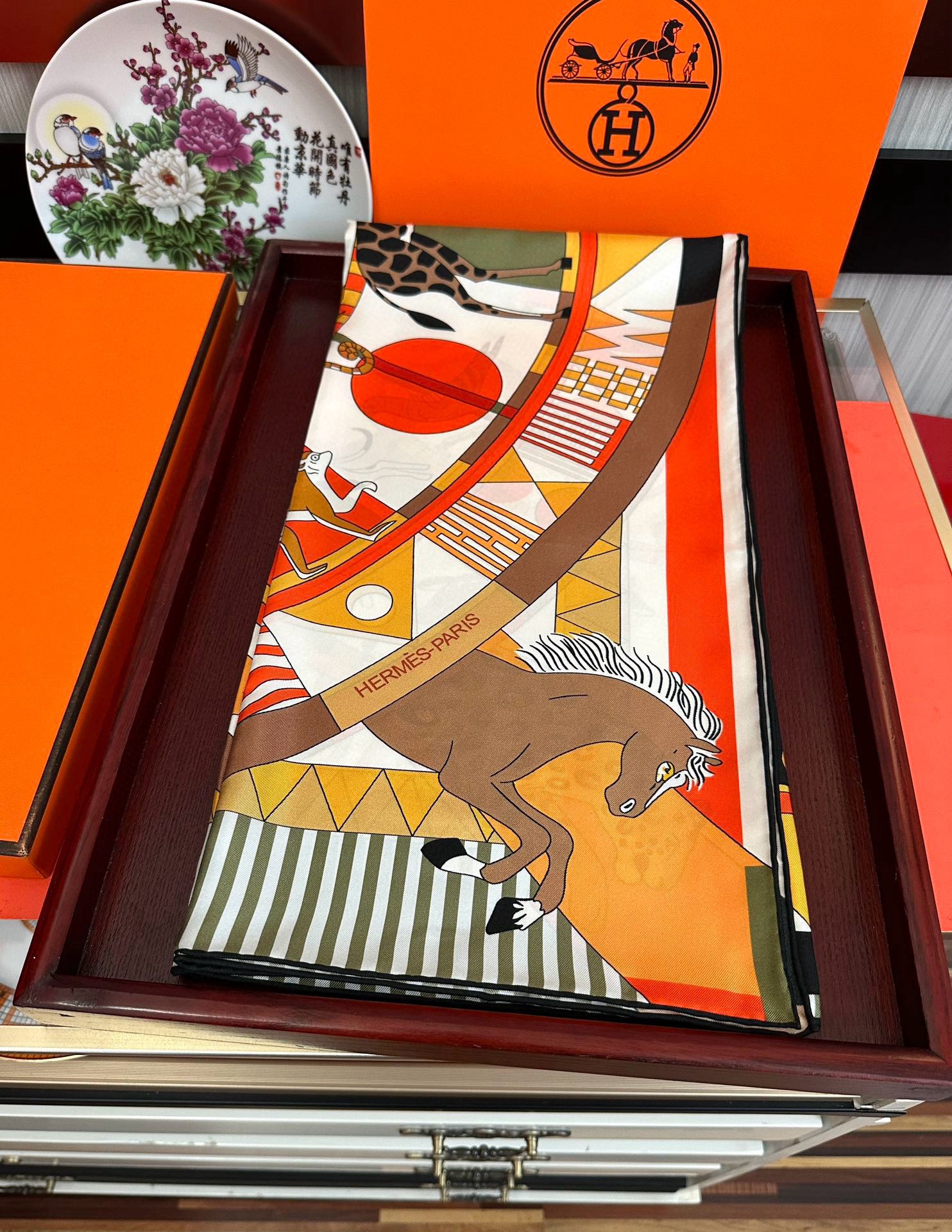 🔥 2080高品质Hermes 王者之虎👍的旋转木马90CM 丝巾[玫瑰]在复古风格的马戏帐篷下[嘴唇]