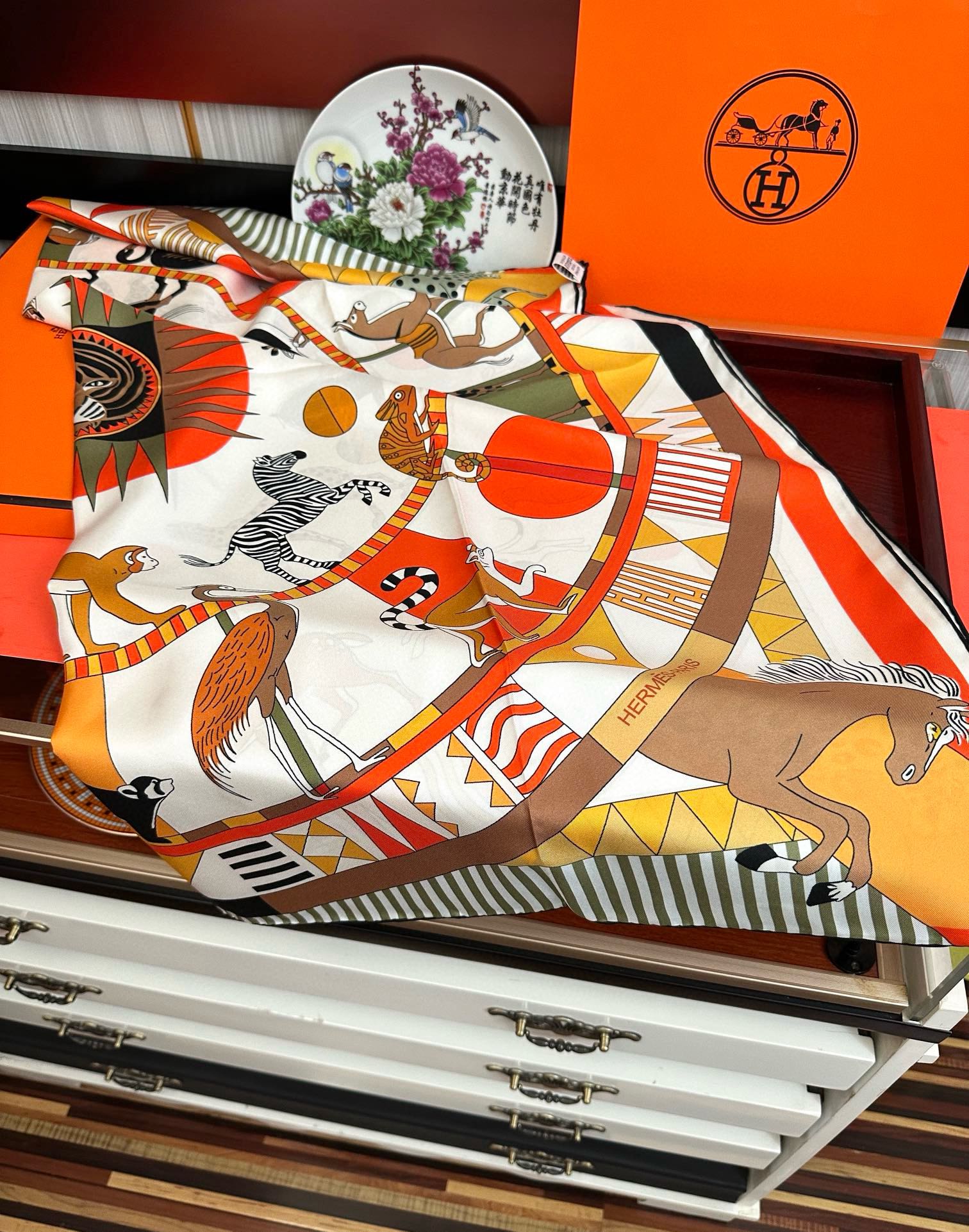 🔥 2080高品质Hermes 王者之虎👍的旋转木马90CM 丝巾[玫瑰]在复古风格的马戏帐篷下[嘴唇]