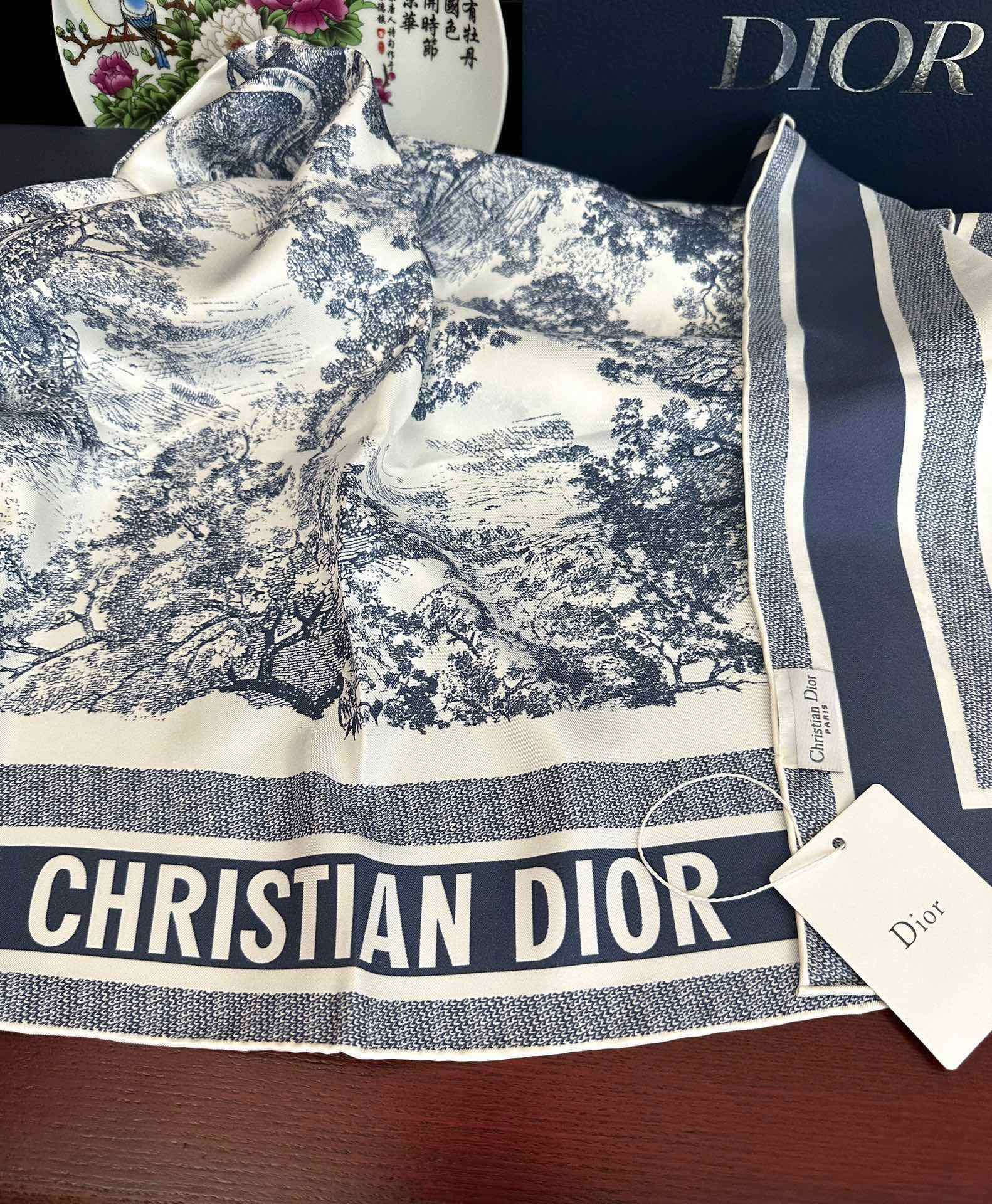 🔥Dior 印花方巾 2025【18姆米双面同色】[庆祝]Sauvage 茹伊印花这款方巾以经典的 Sa