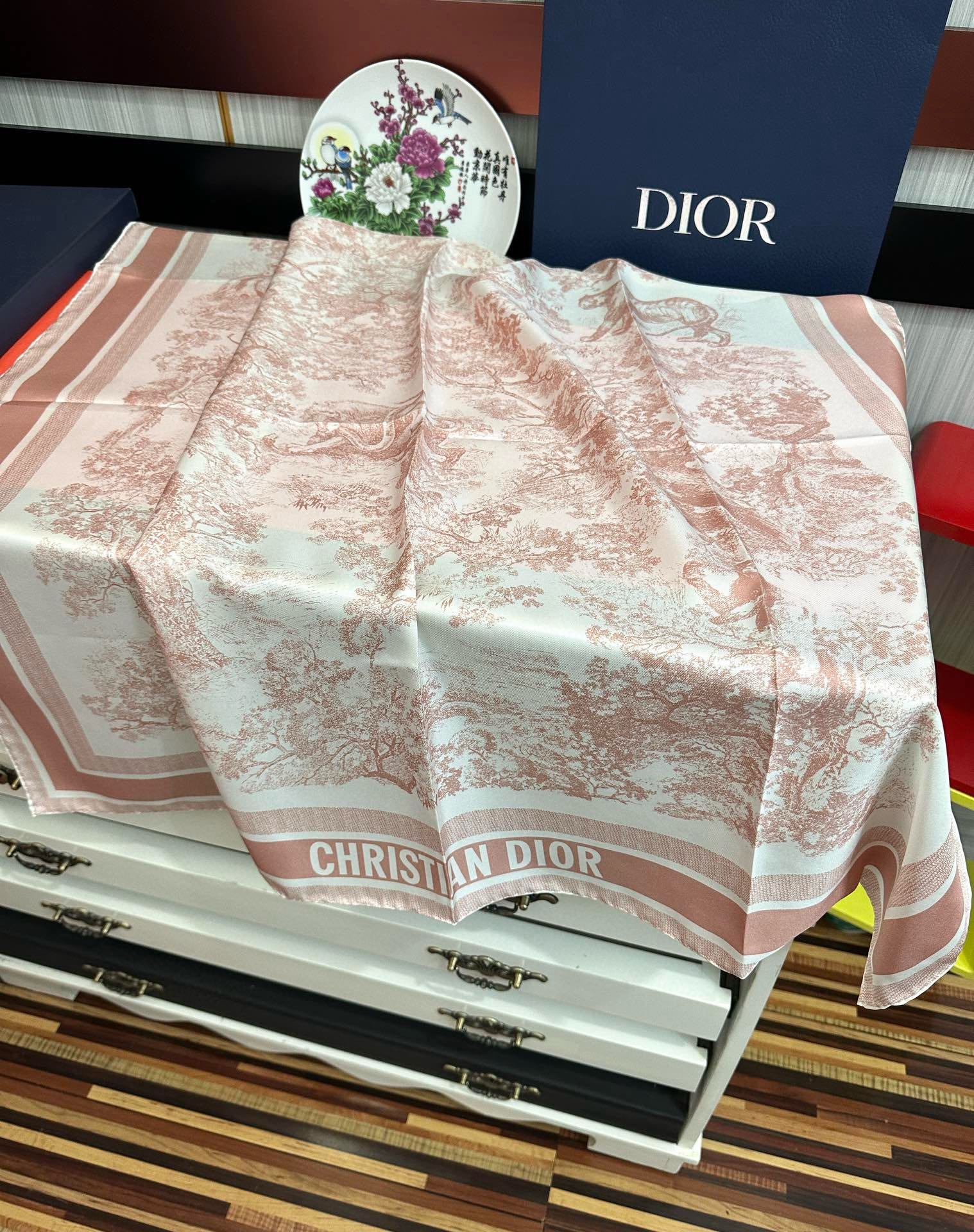 🔥Dior 印花方巾 2025【18姆米双面同色】[庆祝]Sauvage 茹伊印花这款方巾以经典的 Sa