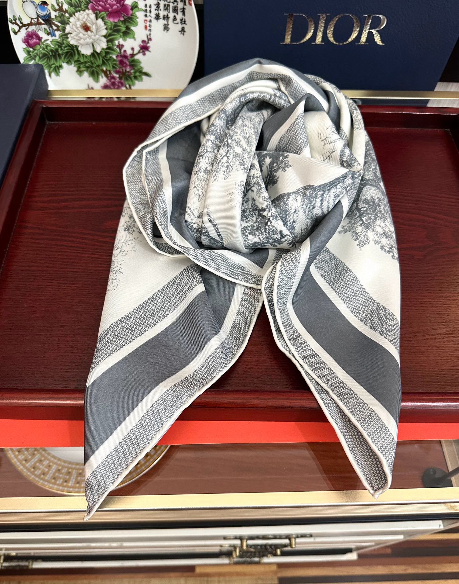 🔥Dior 印花方巾 2025【18姆米双面同色】[庆祝]Sauvage 茹伊印花这款方巾以经典的 Sa
