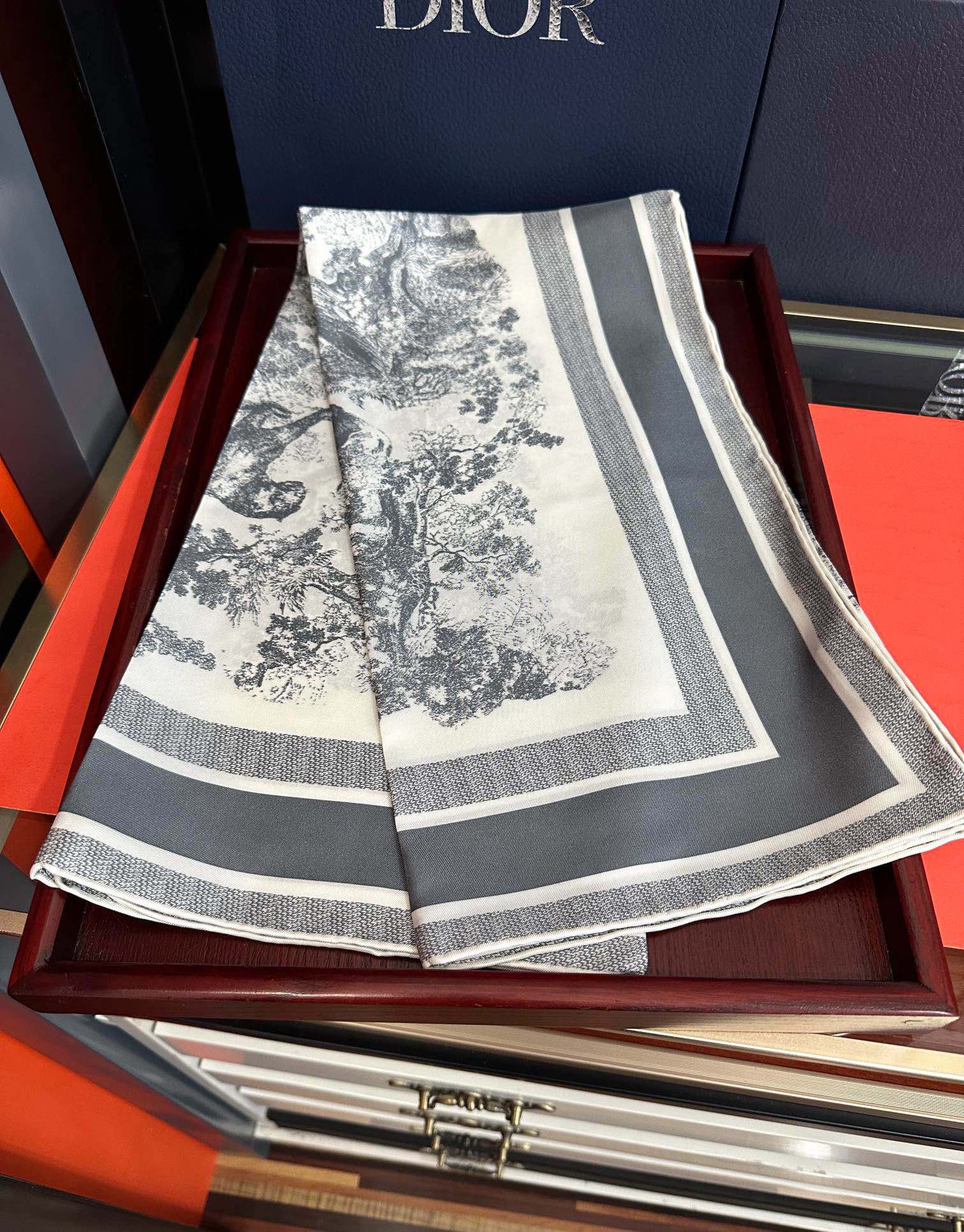 🔥Dior 印花方巾 2025【18姆米双面同色】[庆祝]Sauvage 茹伊印花这款方巾以经典的 Sa