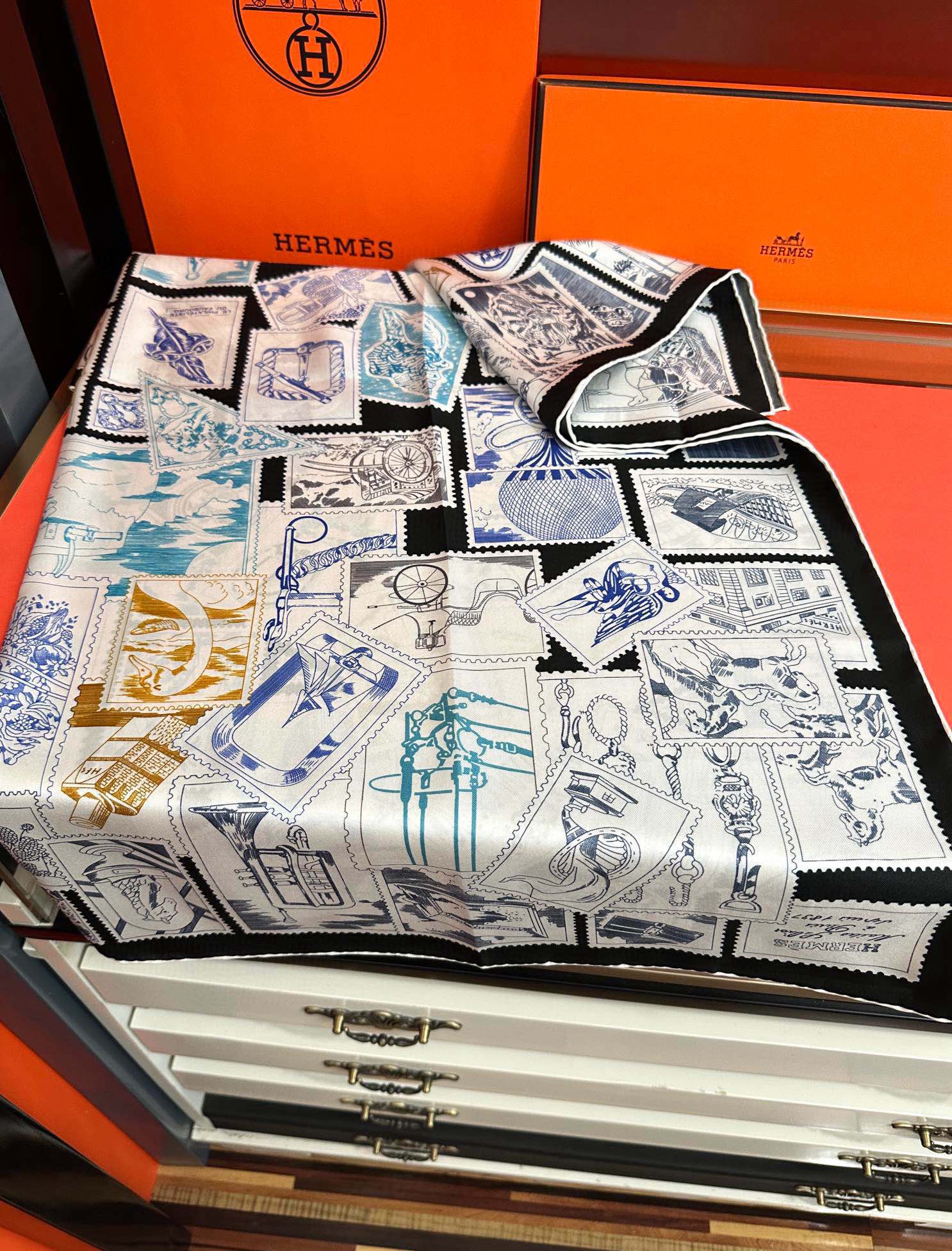 上新2025 🔥HERMES 重磅[庆祝]【福宝集邮者】90方巾[嘴唇]精简时髦，太美了 品质感很显好[