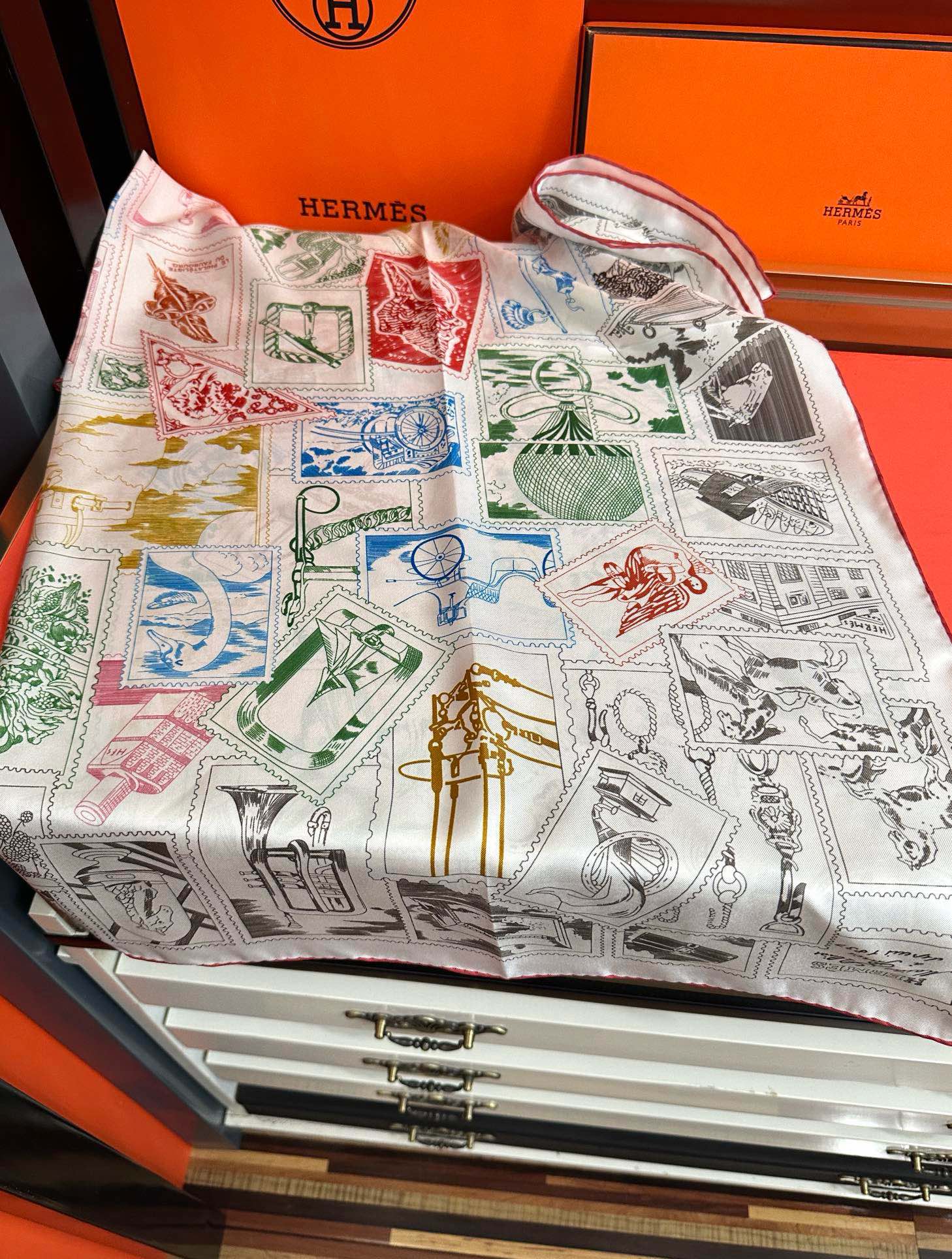 上新2025 🔥HERMES 重磅[庆祝]【福宝集邮者】90方巾[嘴唇]精简时髦，太美了 品质感很显好[