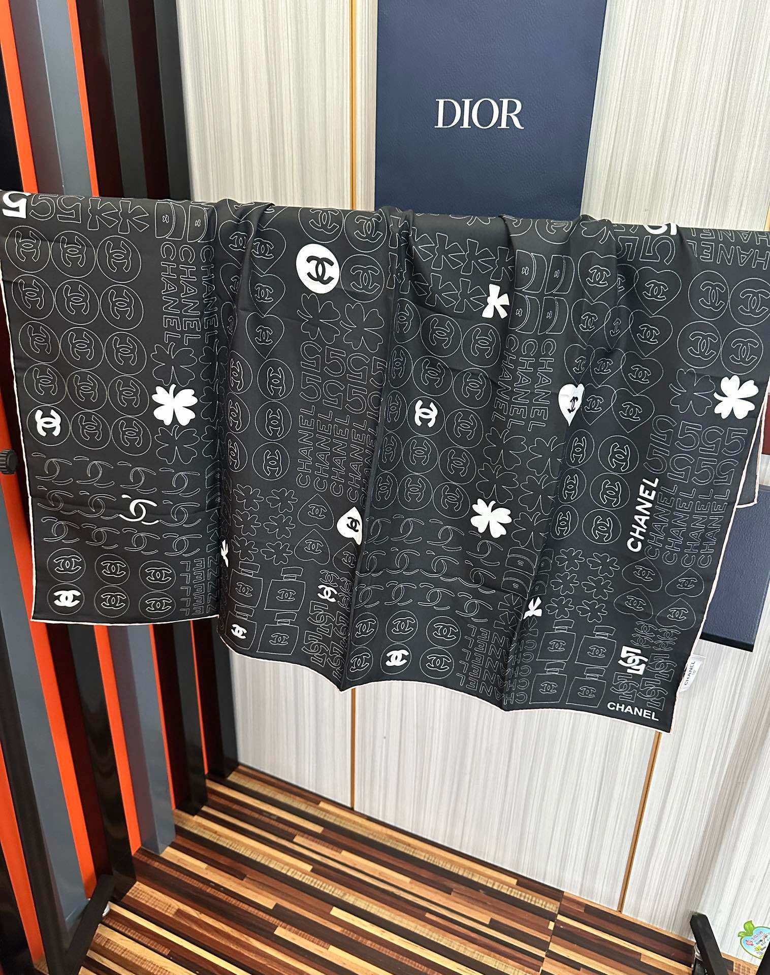 🔥高版本 香奈儿 【5号香水瓶】👍香奶奶永远都是比较经典[發]一条印有5号香水瓶跟四叶草交织图案巧妙搭配