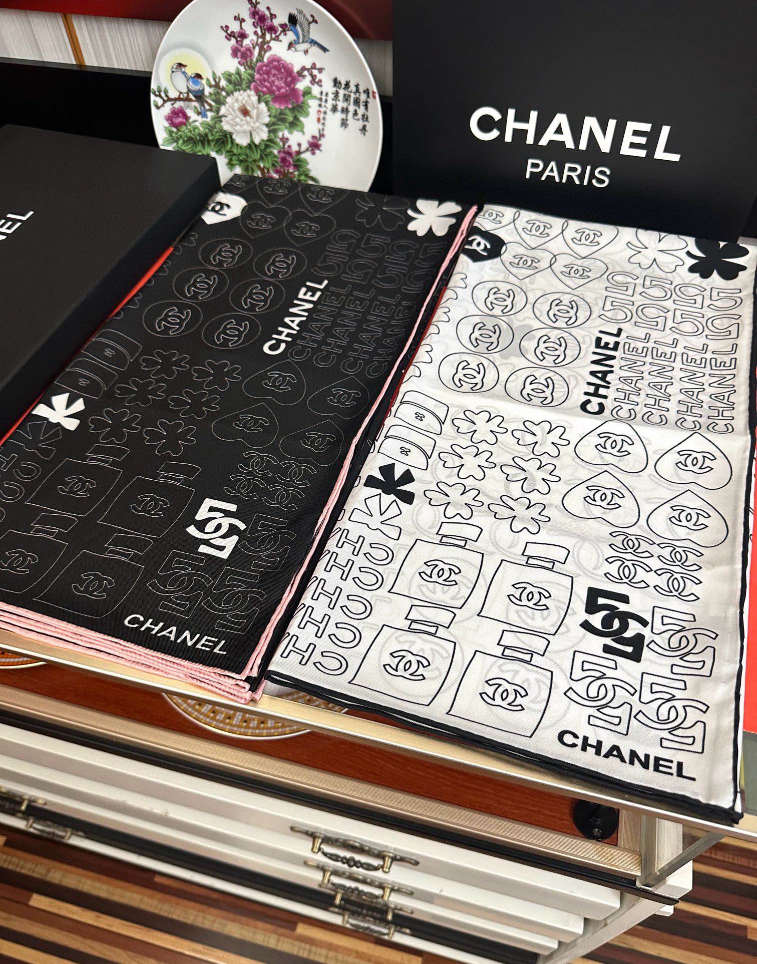 🔥高版本 香奈儿 【5号香水瓶】👍香奶奶永远都是比较经典[發]一条印有5号香水瓶跟四叶草交织图案巧妙搭配