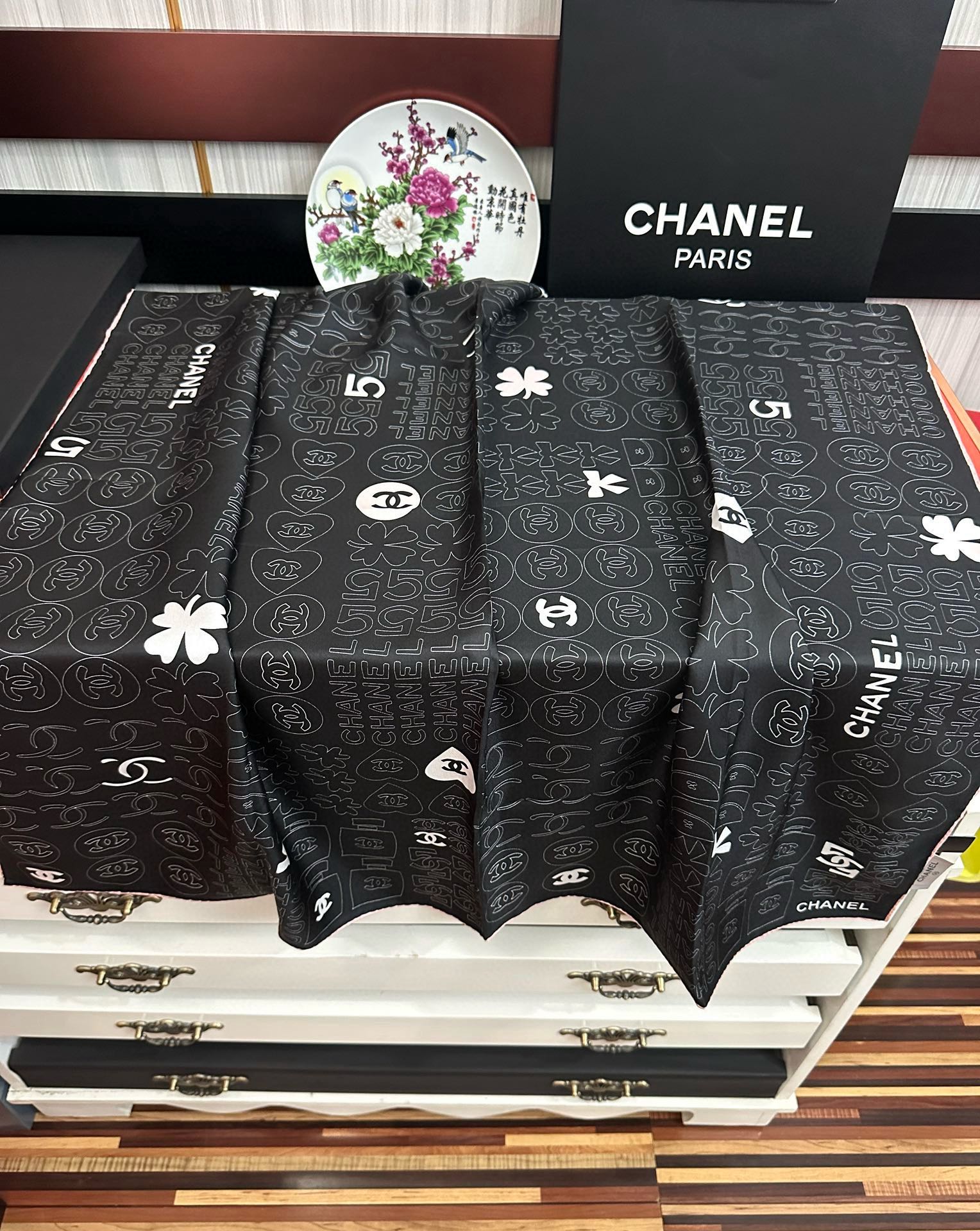 🔥高版本 香奈儿 【5号香水瓶】👍香奶奶永远都是比较经典[發]一条印有5号香水瓶跟四叶草交织图案巧妙搭配