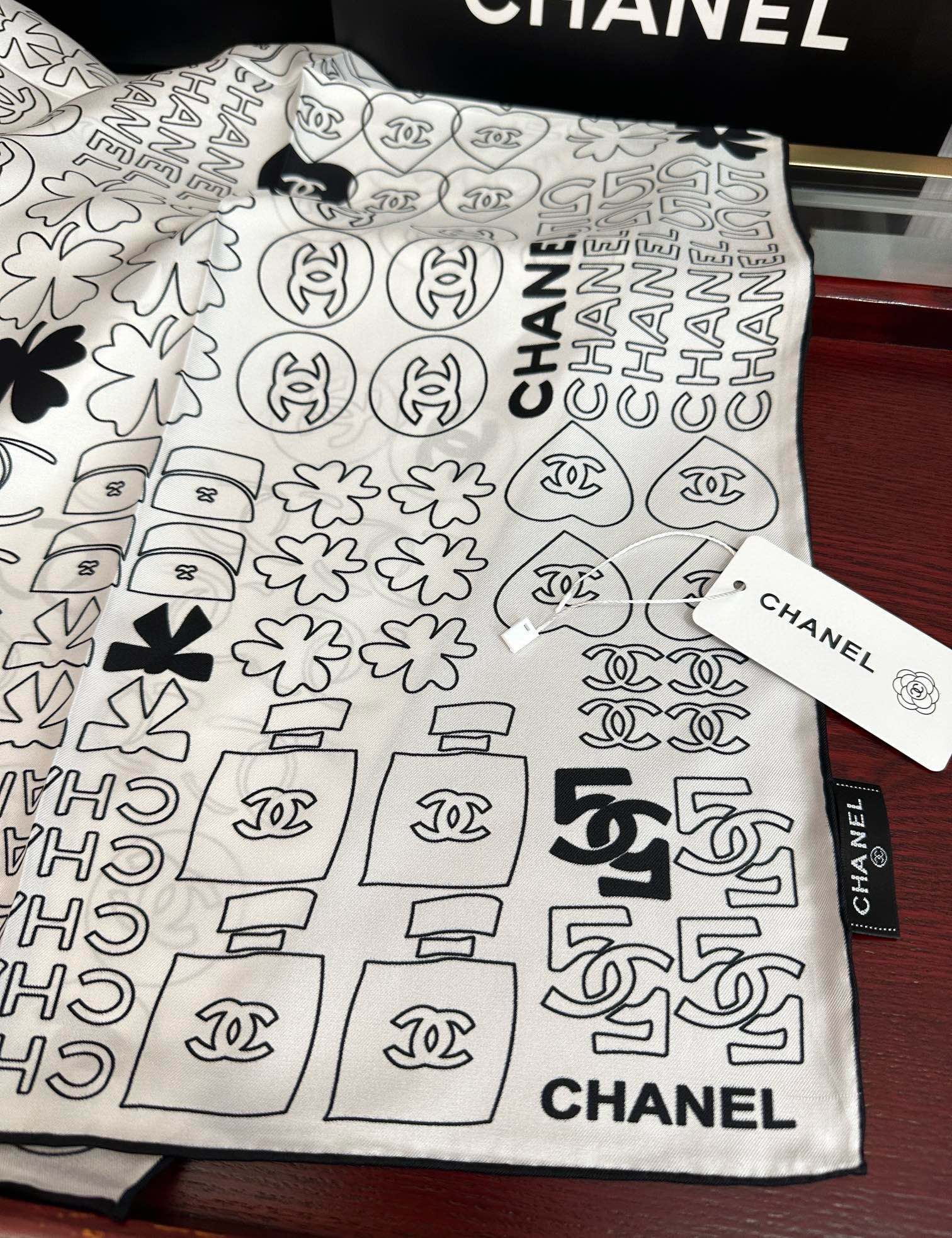 🔥高版本 香奈儿 【5号香水瓶】👍香奶奶永远都是比较经典[發]一条印有5号香水瓶跟四叶草交织图案巧妙搭配