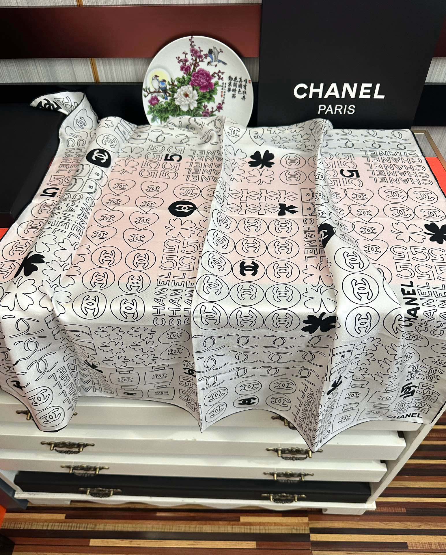 🔥高版本 香奈儿 【5号香水瓶】👍香奶奶永远都是比较经典[發]一条印有5号香水瓶跟四叶草交织图案巧妙搭配