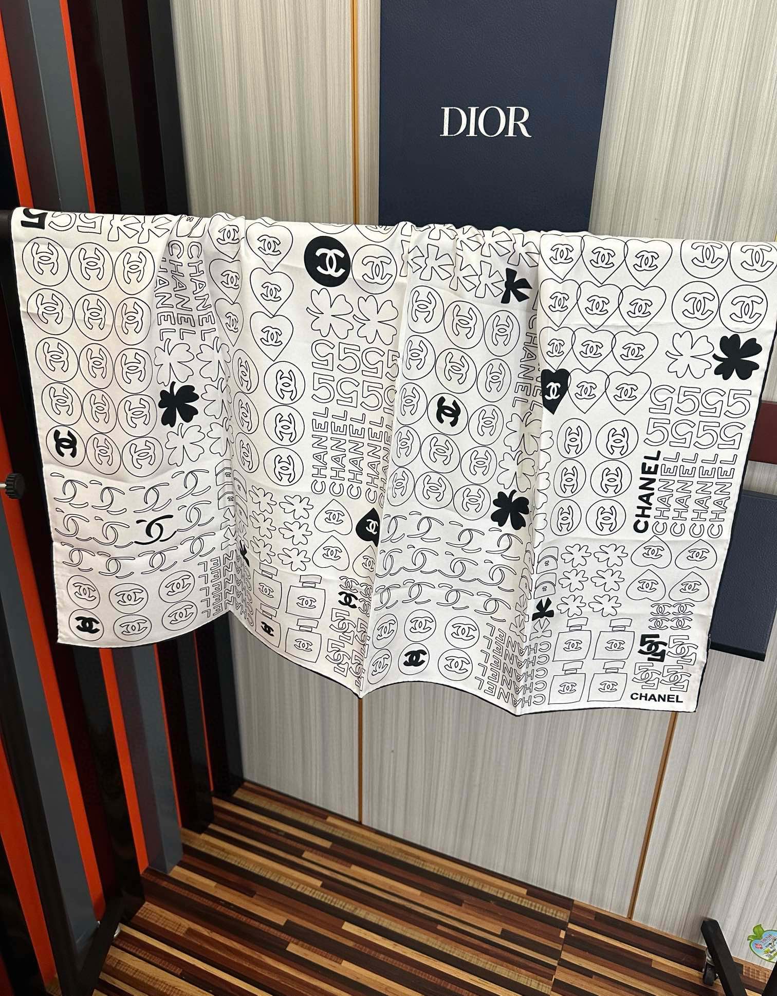 🔥高版本 香奈儿 【5号香水瓶】👍香奶奶永远都是比较经典[發]一条印有5号香水瓶跟四叶草交织图案巧妙搭配