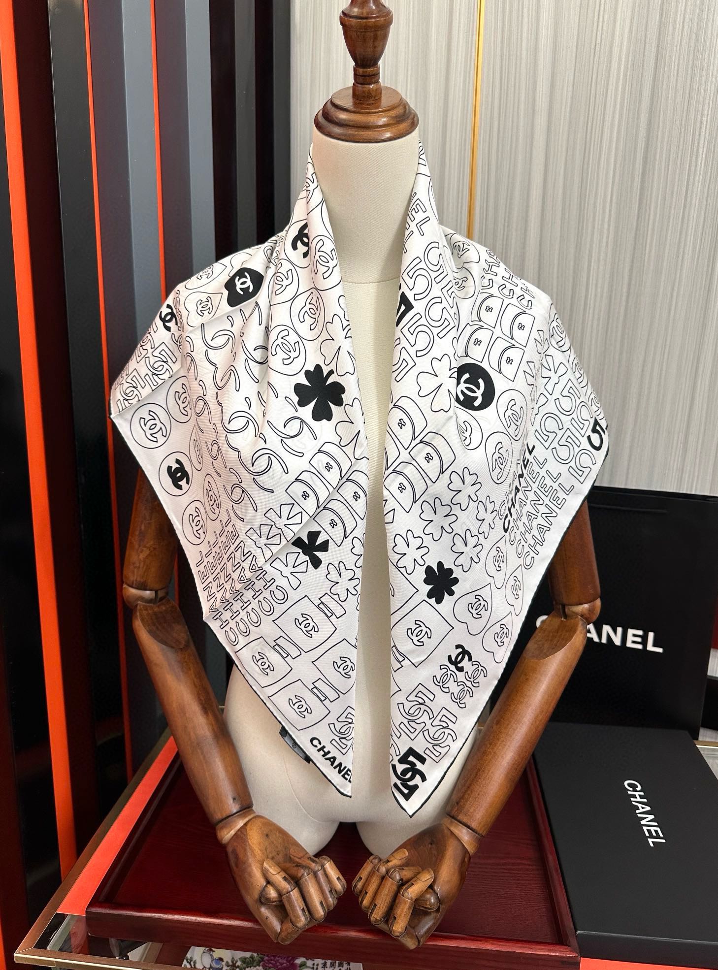 🔥高版本 香奈儿 【5号香水瓶】👍香奶奶永远都是比较经典[發]一条印有5号香水瓶跟四叶草交织图案巧妙搭配