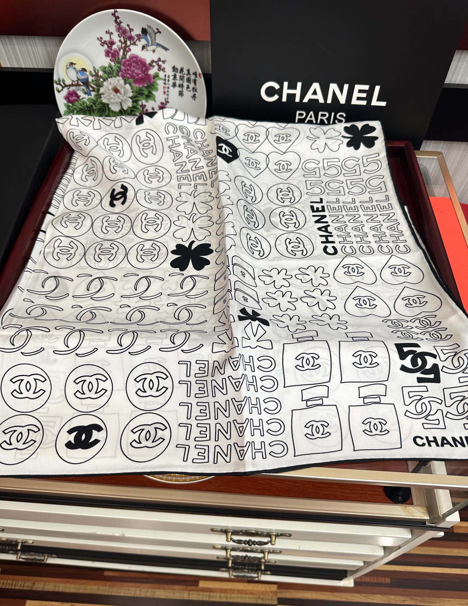 🔥高版本 香奈儿 【5号香水瓶】👍香奶奶永远都是比较经典[發]一条印有5号香水瓶跟四叶草交织图案巧妙搭配