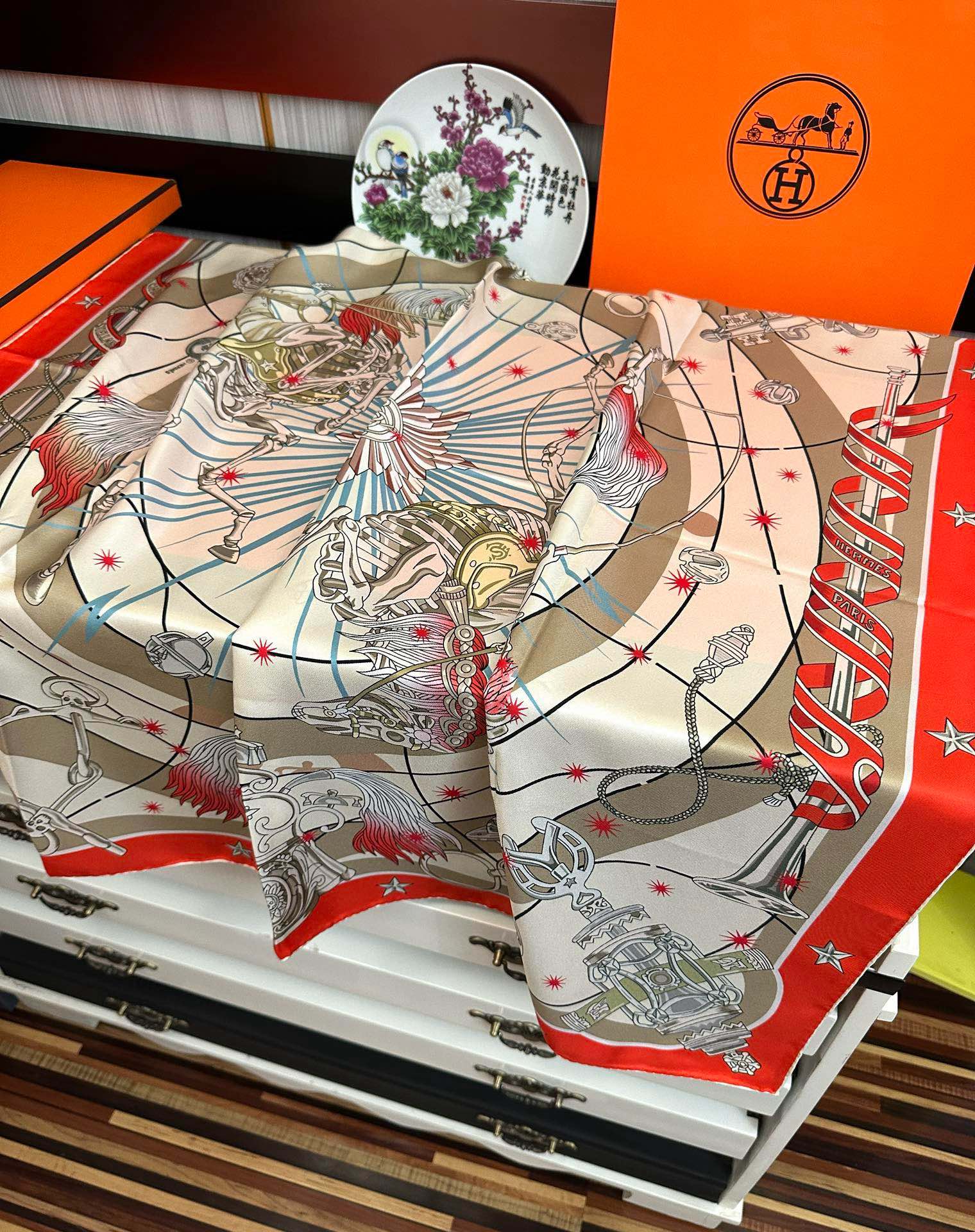 高版本🔥爱马仕【星辰合唱曲】90典藏方巾通过别致的经典色彩向原创设计致敬[太阳]作品未经重新诠释或设计[