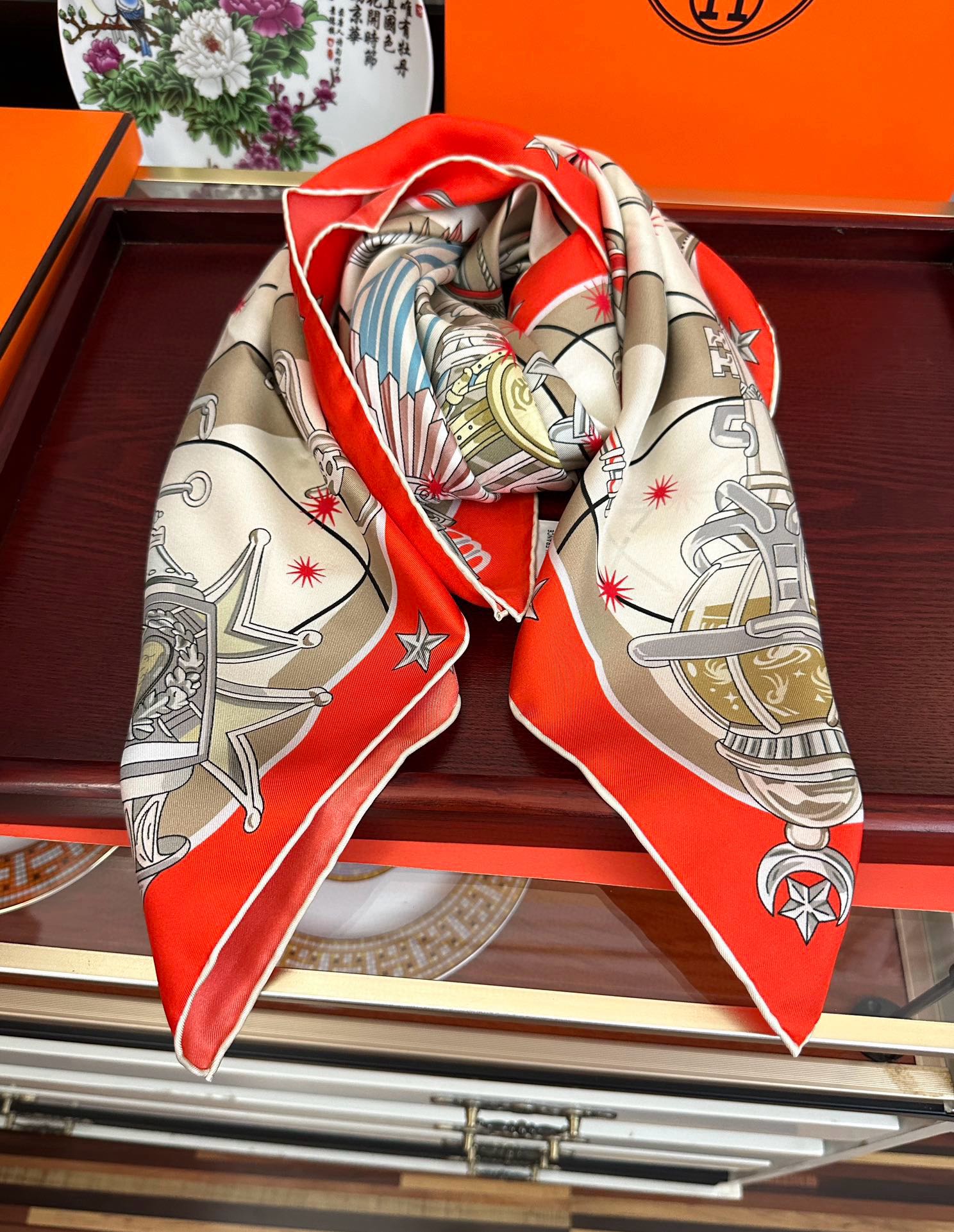 高版本🔥爱马仕【星辰合唱曲】90典藏方巾通过别致的经典色彩向原创设计致敬[太阳]作品未经重新诠释或设计[