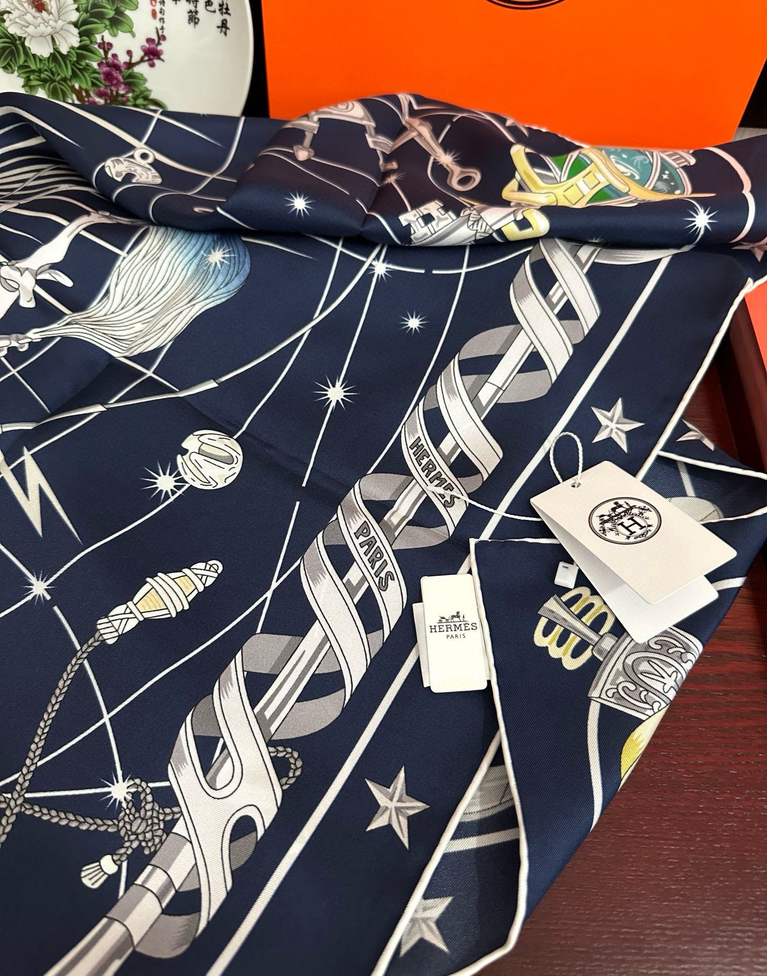 高版本🔥爱马仕【星辰合唱曲】90典藏方巾通过别致的经典色彩向原创设计致敬[太阳]作品未经重新诠释或设计[