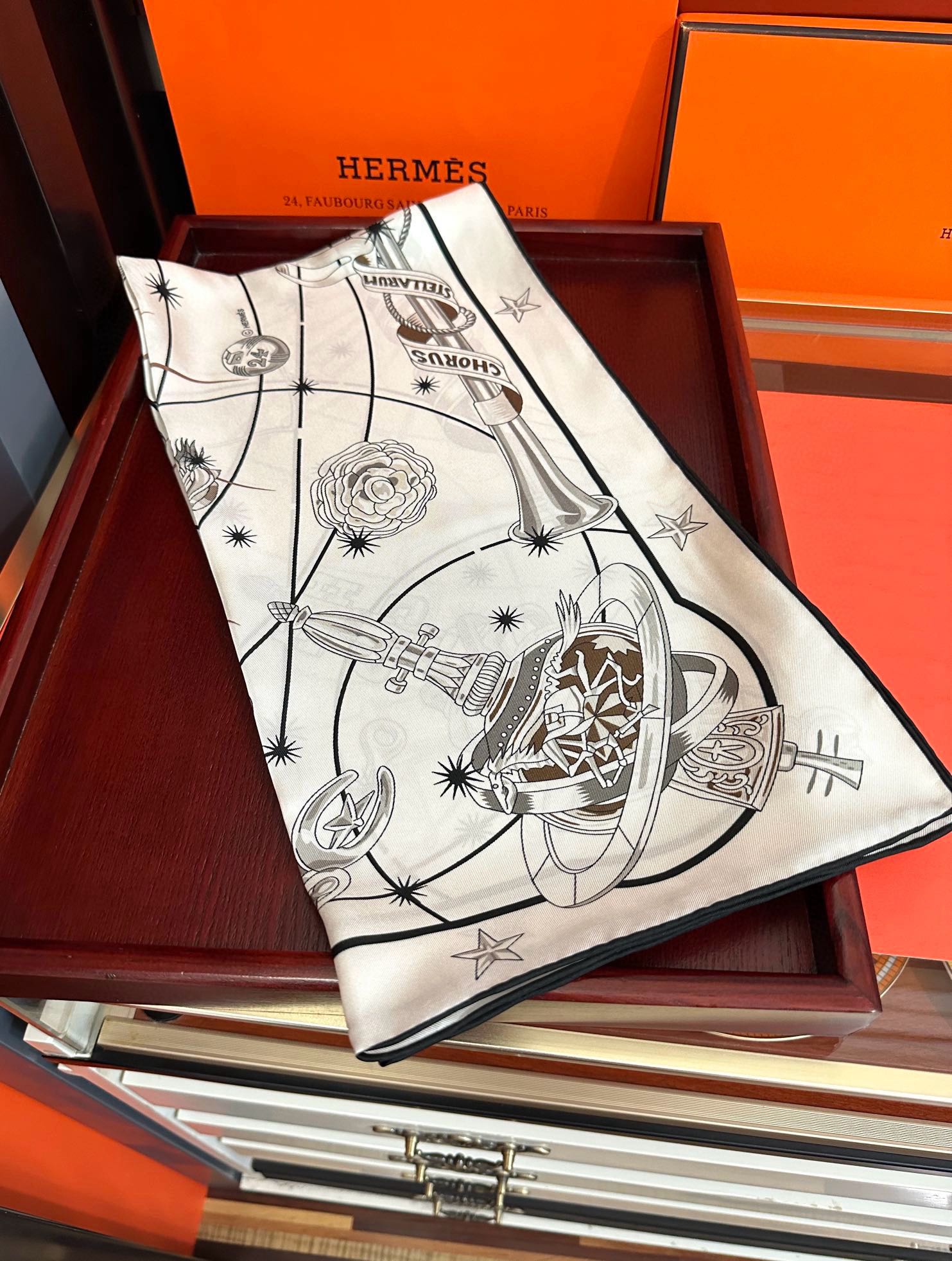 高版本🔥爱马仕【星辰合唱曲】90典藏方巾通过别致的经典色彩向原创设计致敬[太阳]作品未经重新诠释或设计[