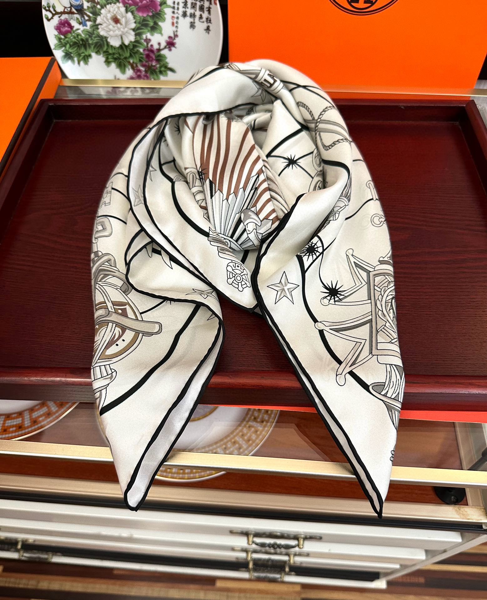 高版本🔥爱马仕【星辰合唱曲】90典藏方巾通过别致的经典色彩向原创设计致敬[太阳]作品未经重新诠释或设计[