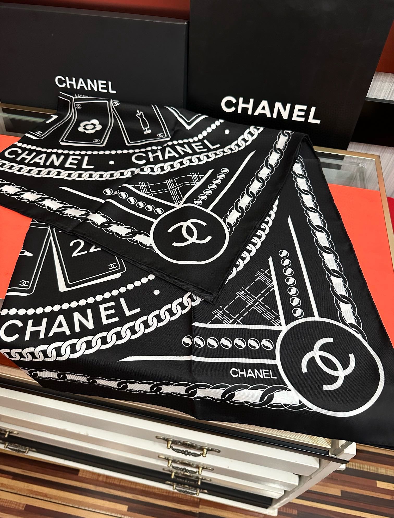 🔥高品质 香奈儿 【香水扑克牌系列】👍香奶奶永远都是比较经典[發]一条印有瓶子交织图案巧妙搭配[得意]简