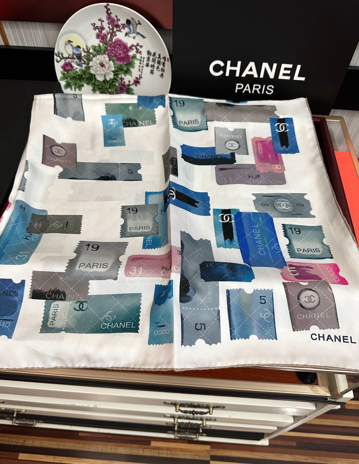 高版本🔥香奈儿24k邮票方巾 官网同步 这一款方巾以邮票元素为主[得意]除此之外还有成衣、小丝巾的设计颜