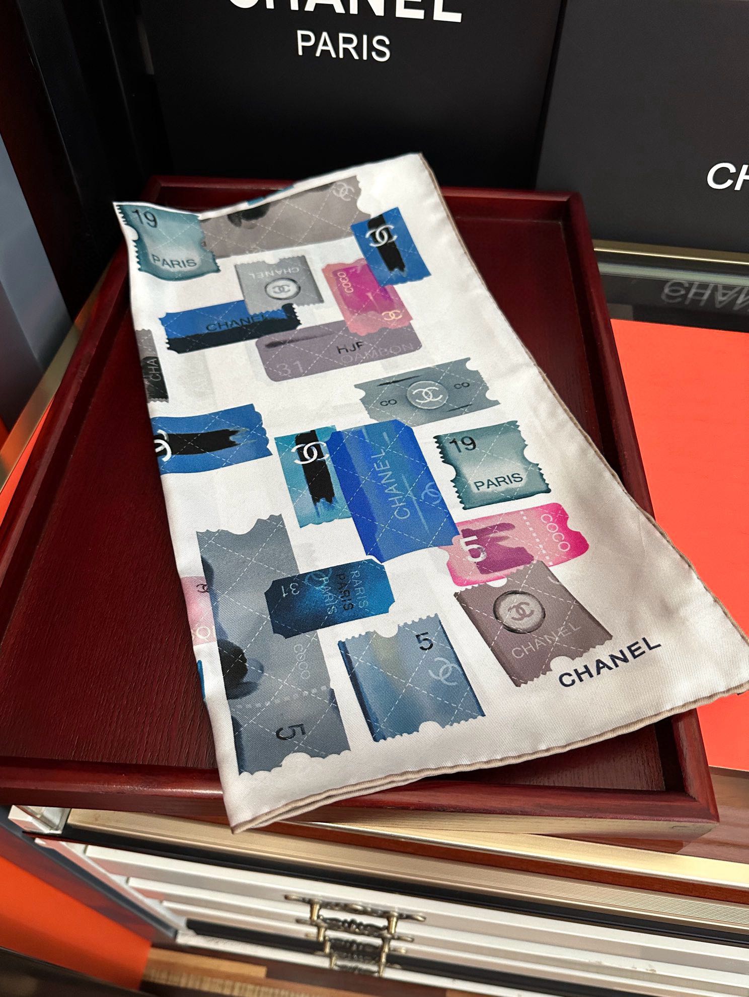 高版本🔥香奈儿24k邮票方巾 官网同步 这一款方巾以邮票元素为主[得意]除此之外还有成衣、小丝巾的设计颜