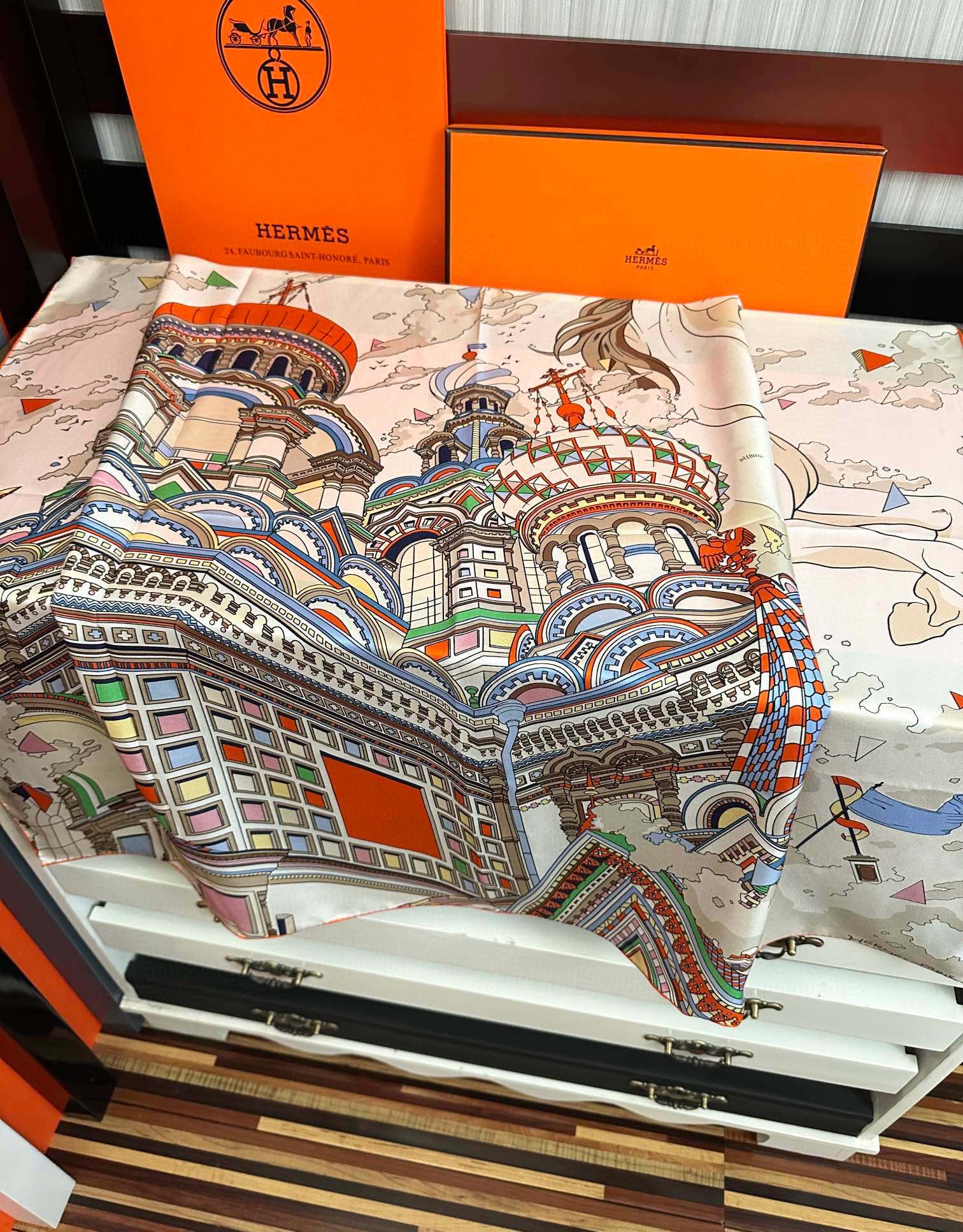 🔥高品质 爱马仕 2025新款太美了【骏马奔腾】精致手工卷边，买到都说好👍下手一定要快高端 大爱❤️女人