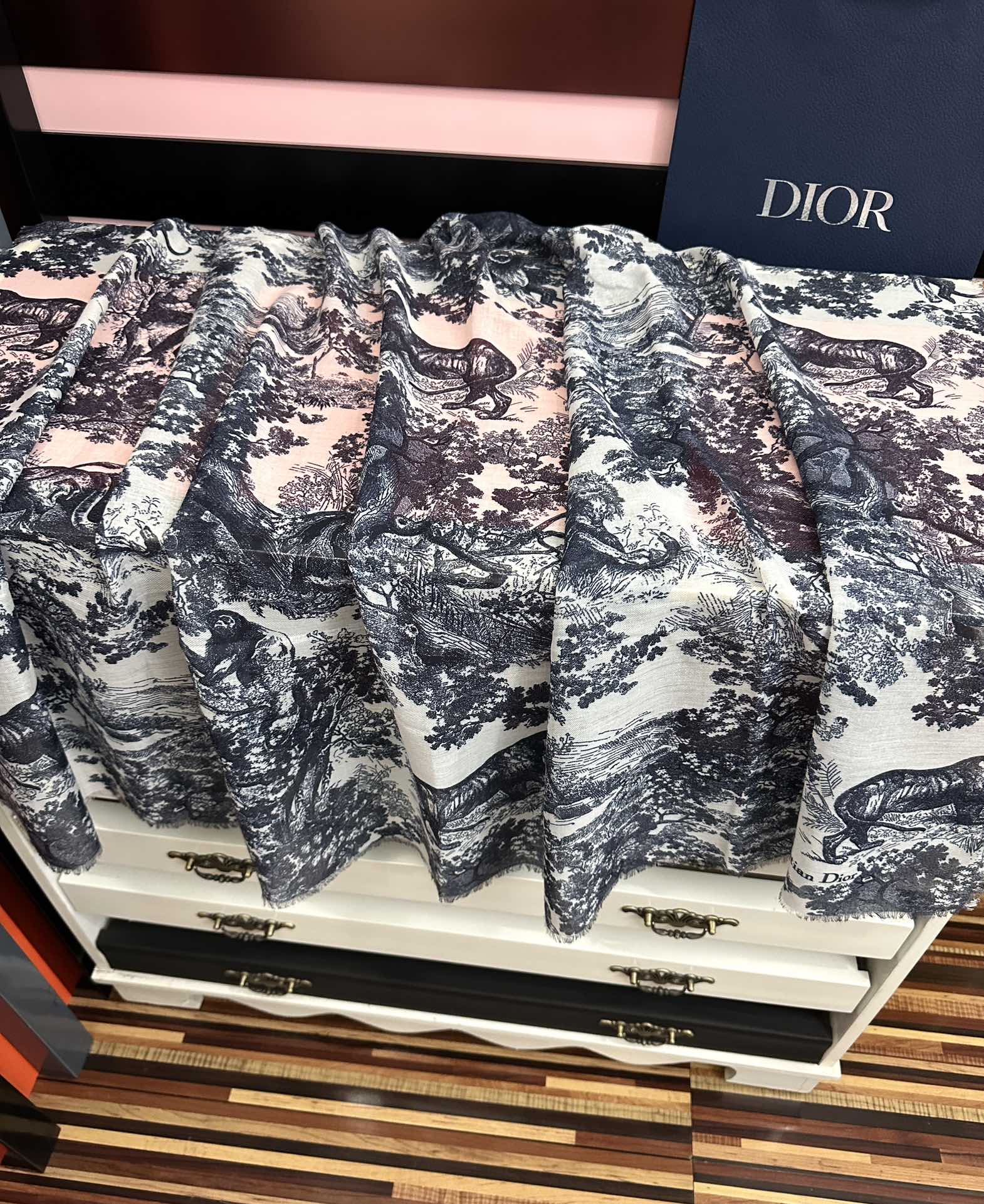 迪奥🔥最新款伊如动物丛林丝羊绒围巾长款披肩[嘴唇]太有品味了质感有腔调[强]D招牌的动物元素高端丝绒正反