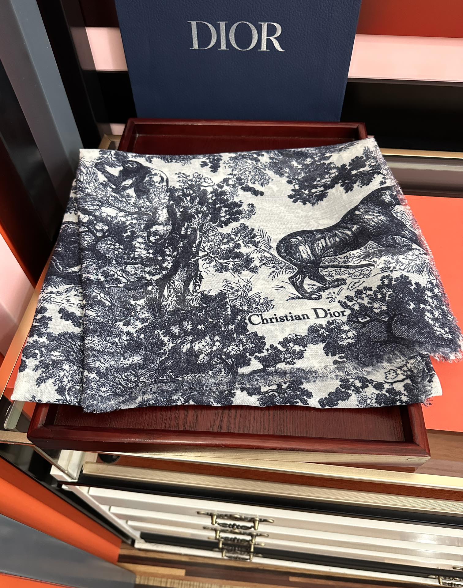 迪奥🔥最新款伊如动物丛林丝羊绒围巾长款披肩[嘴唇]太有品味了质感有腔调[强]D招牌的动物元素高端丝绒正反