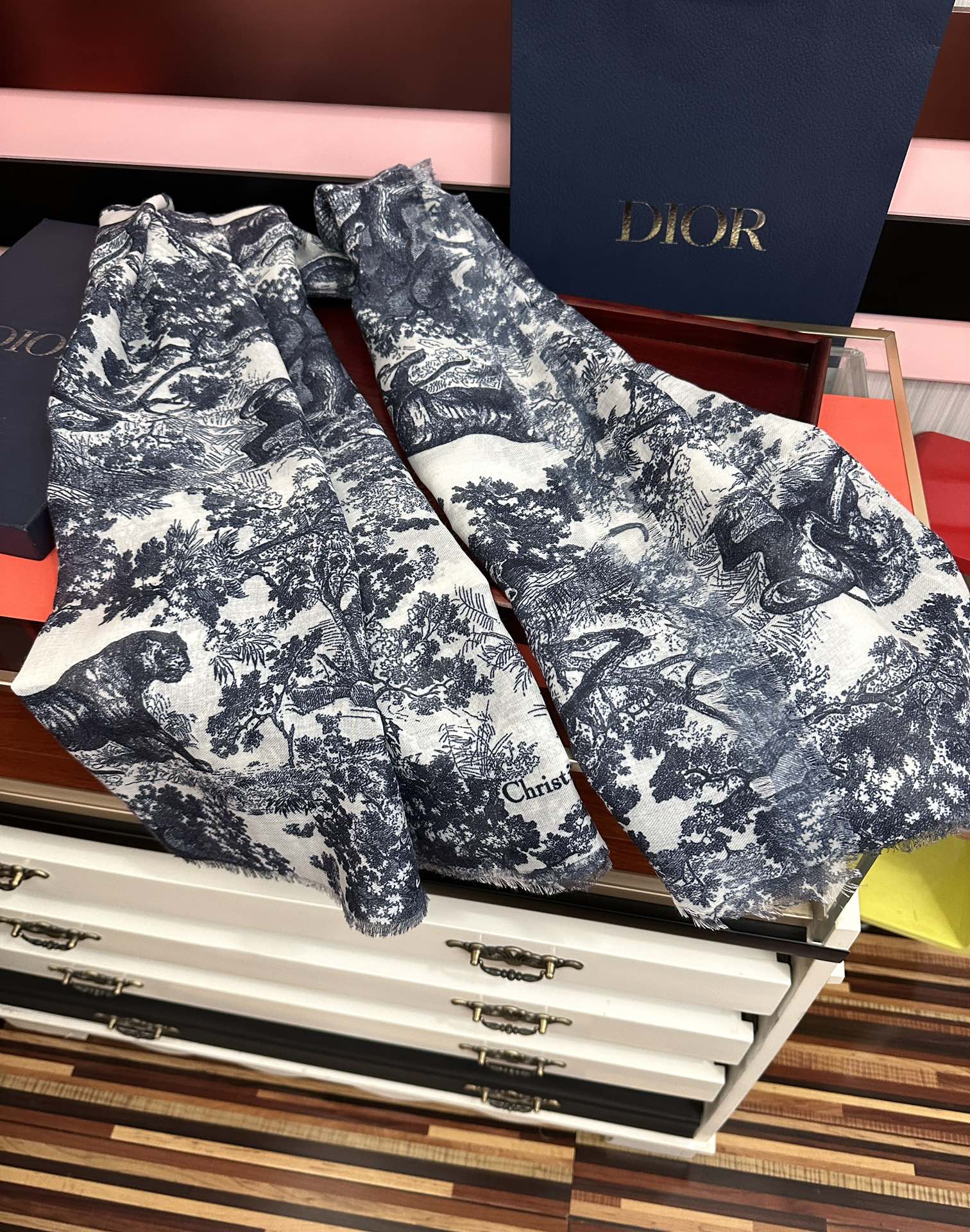 迪奥🔥最新款伊如动物丛林丝羊绒围巾长款披肩[嘴唇]太有品味了质感有腔调[强]D招牌的动物元素高端丝绒正反