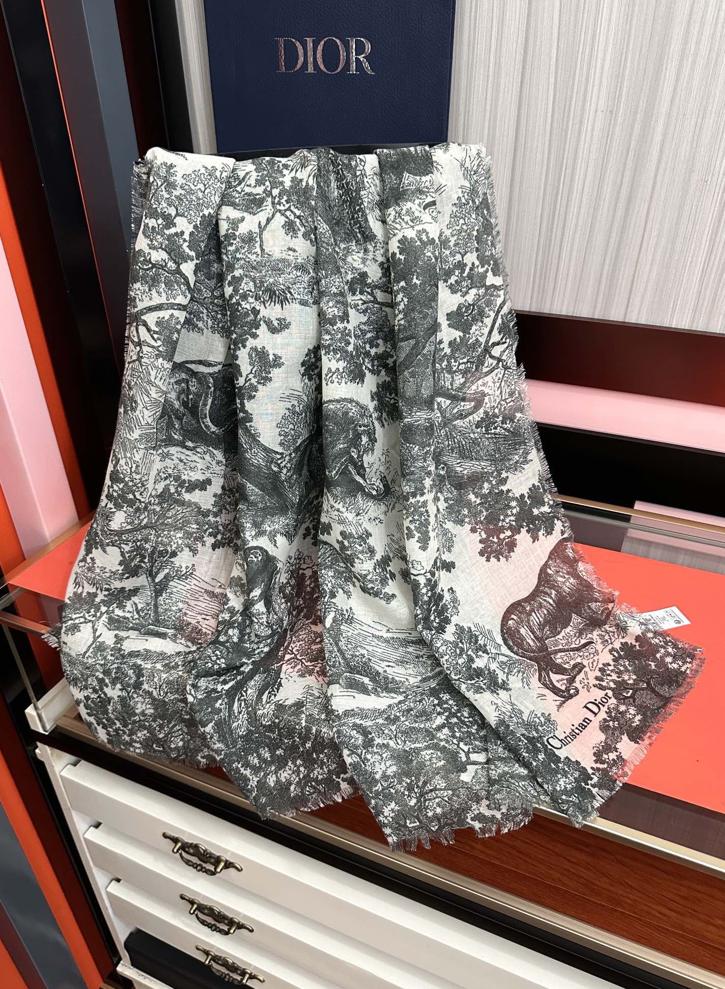 迪奥🔥最新款伊如动物丛林丝羊绒围巾长款披肩[嘴唇]太有品味了质感有腔调[强]D招牌的动物元素高端丝绒正反