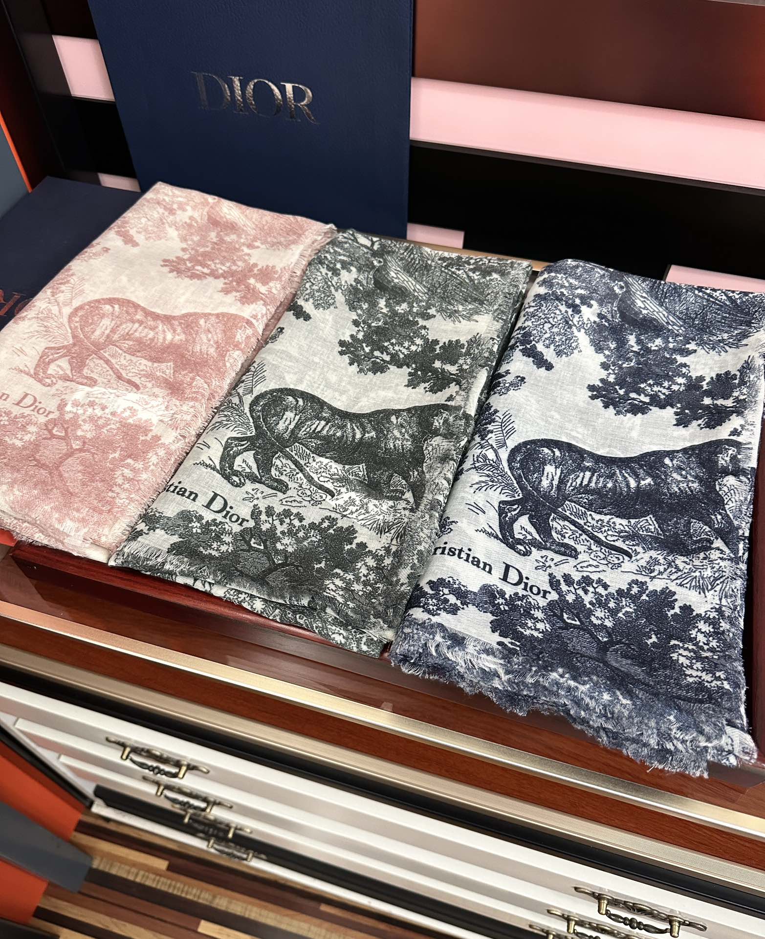 迪奥🔥最新款伊如动物丛林丝羊绒围巾长款披肩[嘴唇]太有品味了质感有腔调[强]D招牌的动物元素高端丝绒正反