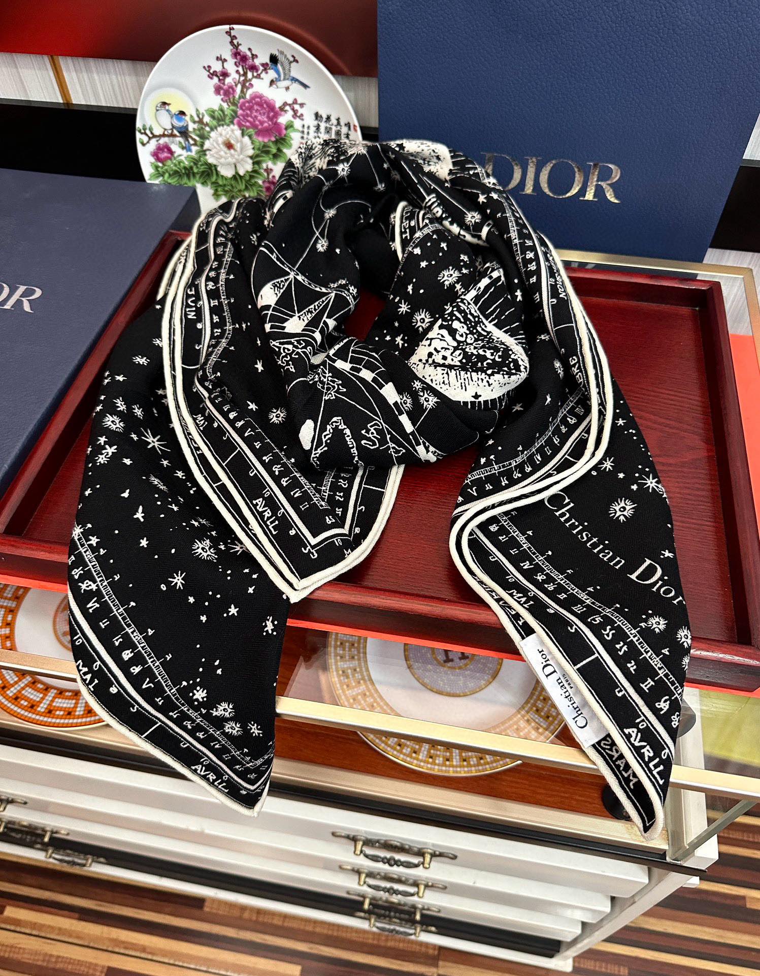 上新❤️迪奥 【双面同色地球图案】经典优雅[礼物]~气质到骨子里[色]新一季的面料超高级，真心超级柔软，