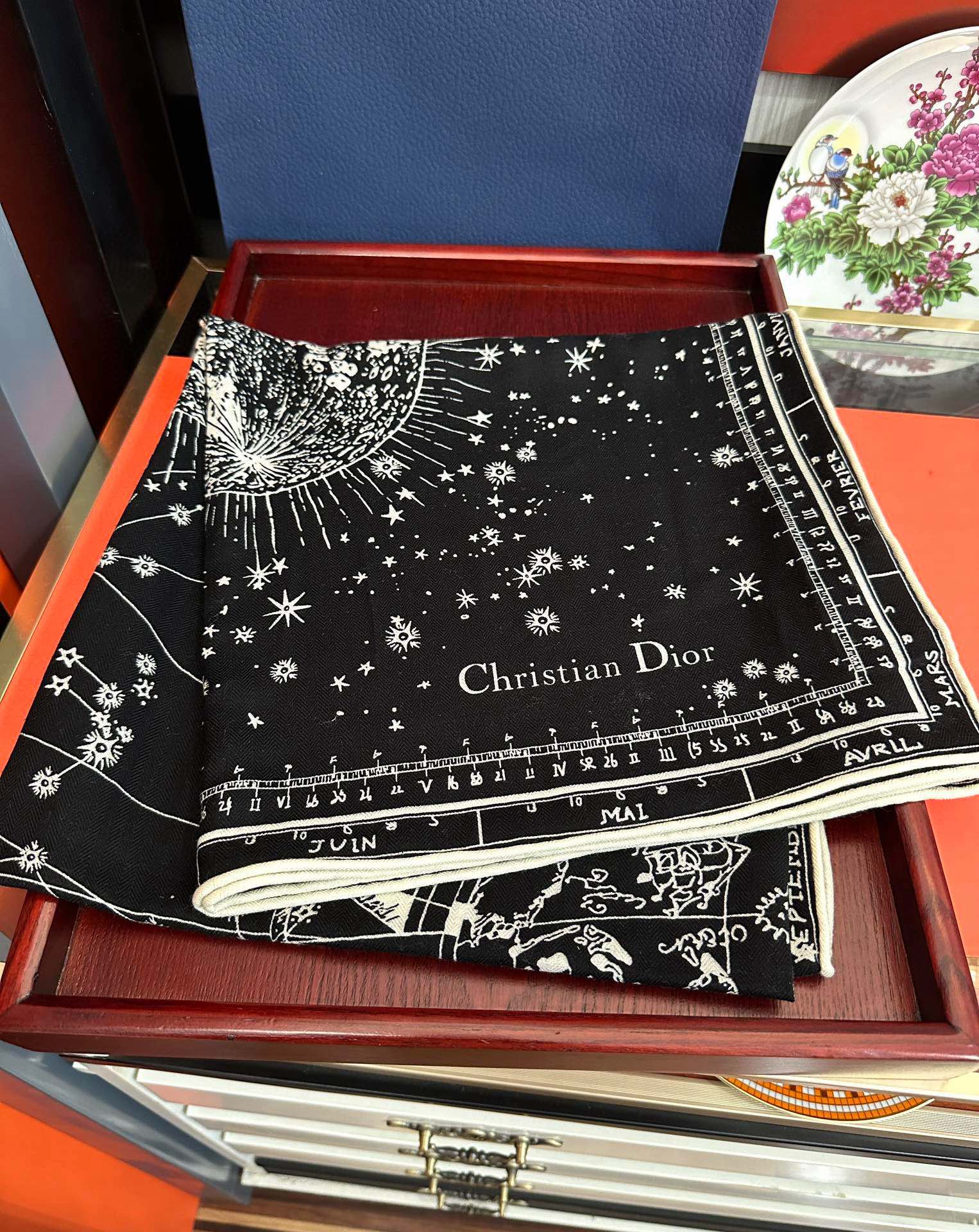 上新❤️迪奥 【双面同色地球图案】经典优雅[礼物]~气质到骨子里[色]新一季的面料超高级，真心超级柔软，