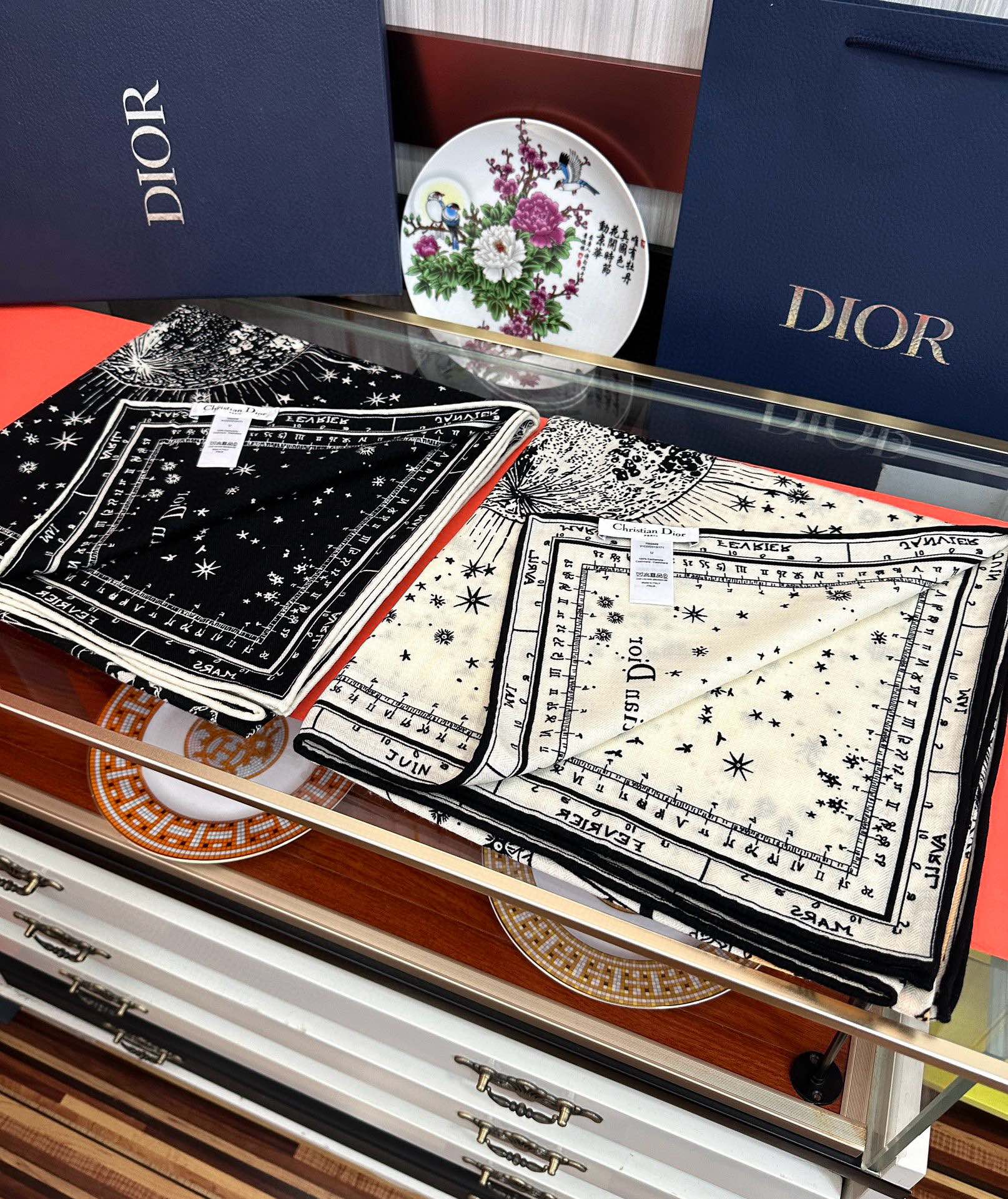 上新❤️迪奥 【双面同色地球图案】经典优雅[礼物]~气质到骨子里[色]新一季的面料超高级，真心超级柔软，