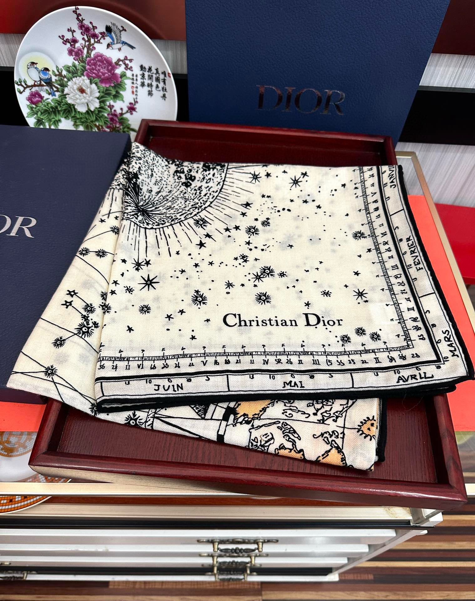 上新❤️迪奥 【双面同色地球图案】经典优雅[礼物]~气质到骨子里[色]新一季的面料超高级，真心超级柔软，
