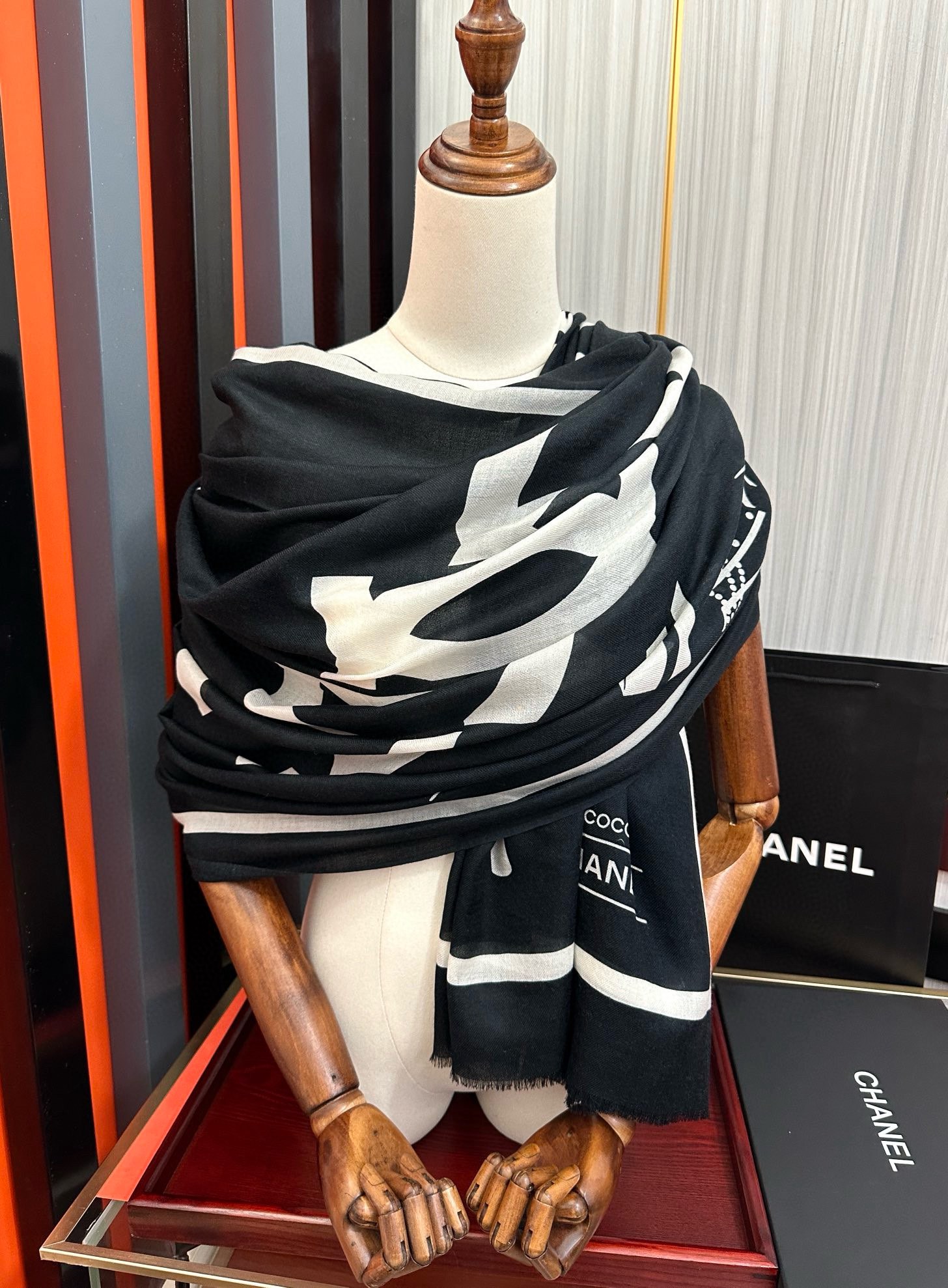 🔥 香奈儿 经典优雅Coco风[礼物]~气质到骨子里[色]香奶奶新一季的面料超高级，真心超级柔软，丝丝顺