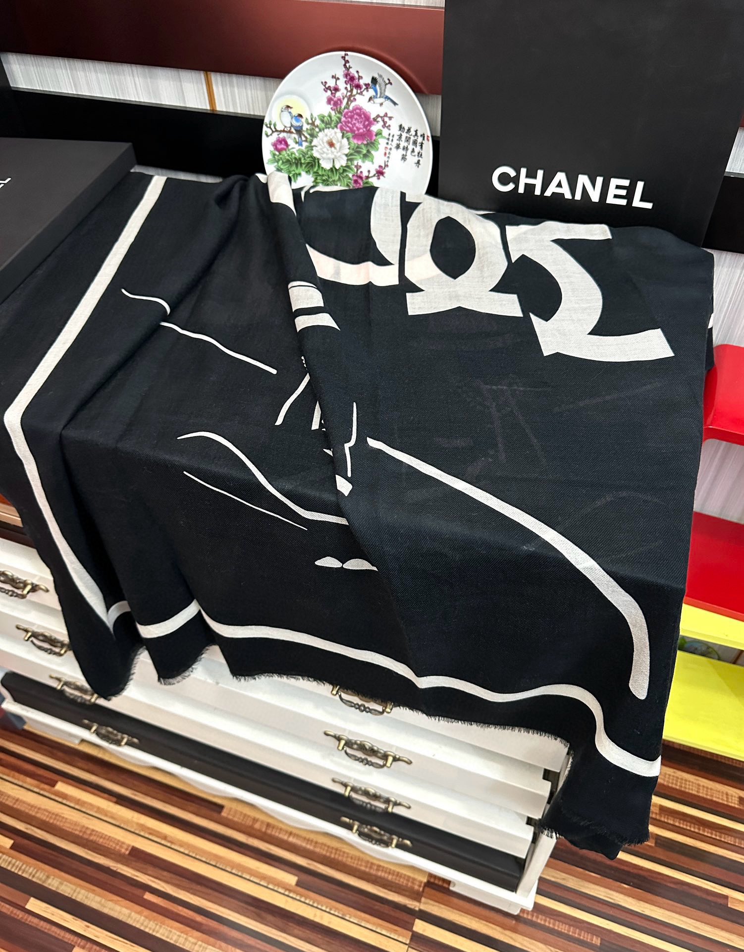🔥 香奈儿 经典优雅Coco风[礼物]~气质到骨子里[色]香奶奶新一季的面料超高级，真心超级柔软，丝丝顺