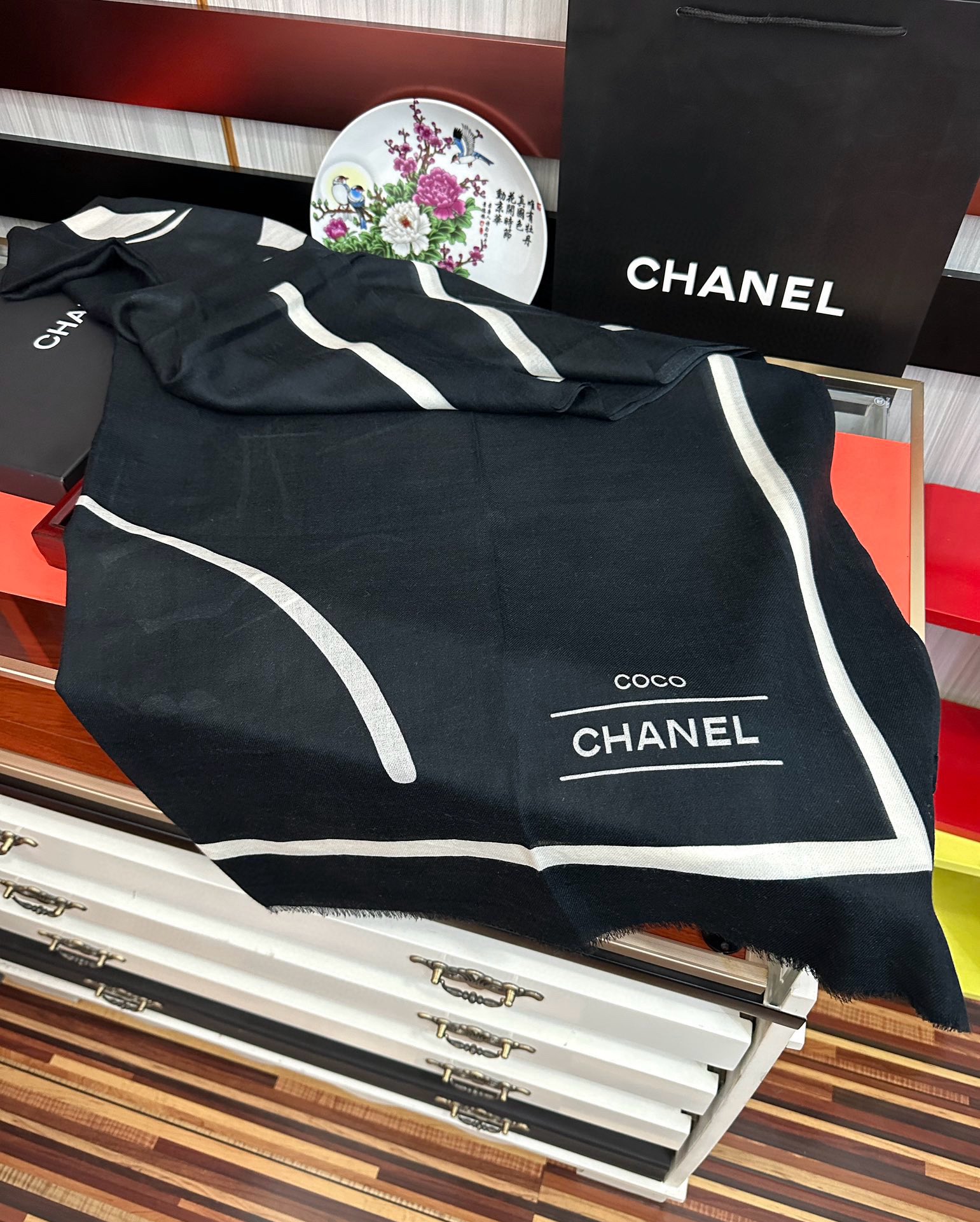 🔥 香奈儿 经典优雅Coco风[礼物]~气质到骨子里[色]香奶奶新一季的面料超高级，真心超级柔软，丝丝顺