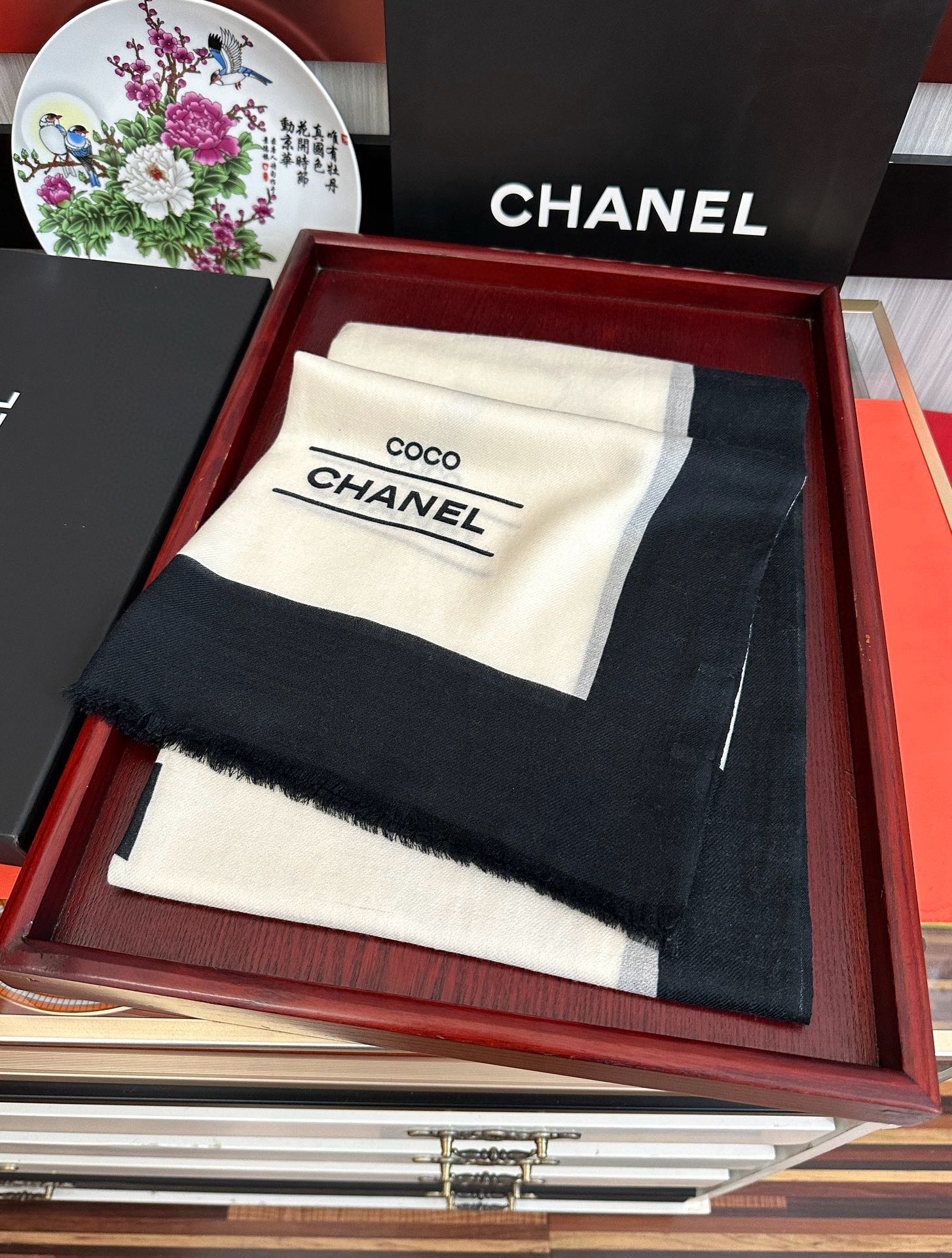 🔥 香奈儿 经典优雅Coco风[礼物]~气质到骨子里[色]香奶奶新一季的面料超高级，真心超级柔软，丝丝顺